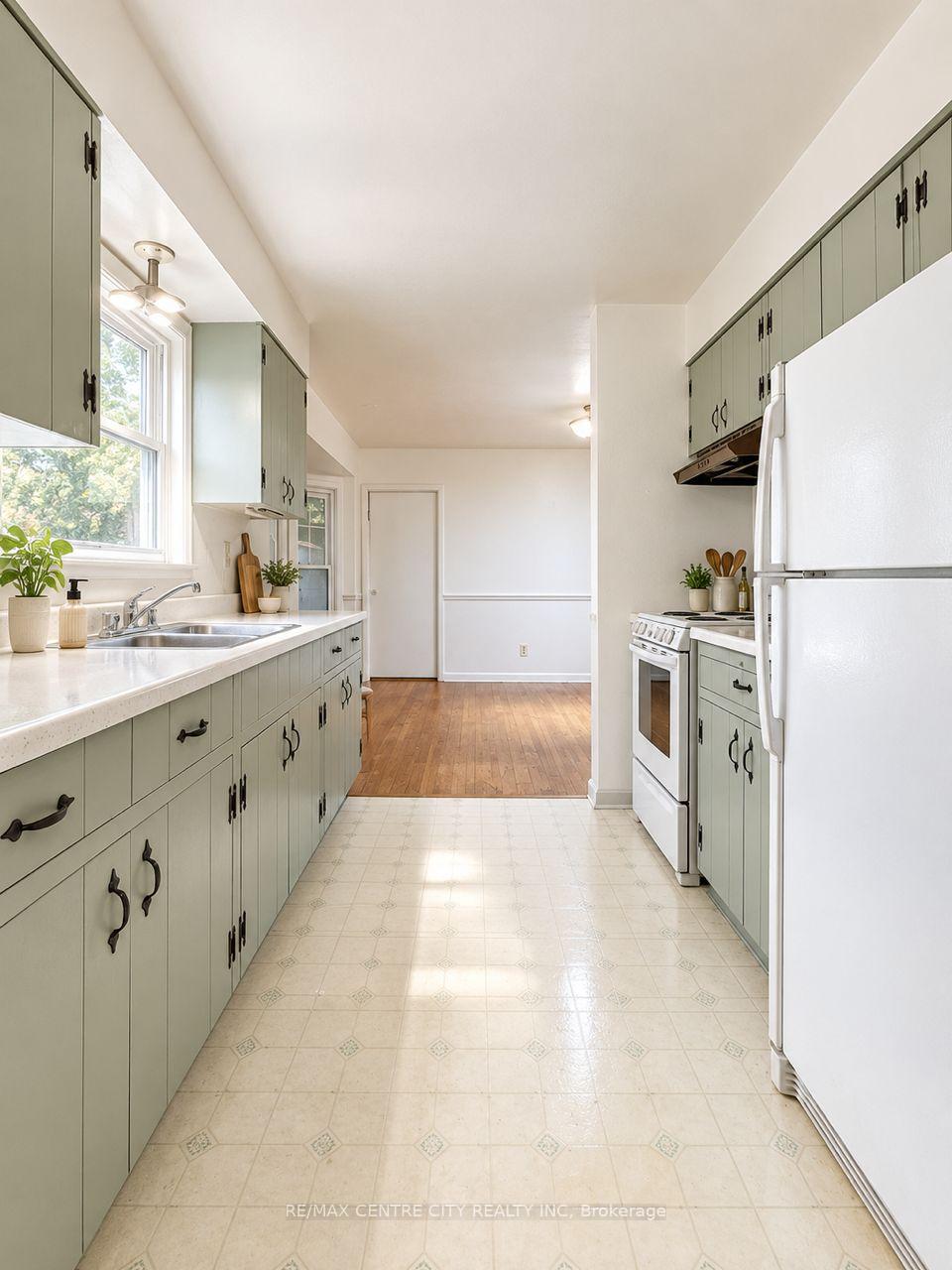 Photo 16 of 740 Dunboyne Crescent, London, North H — HOMEH