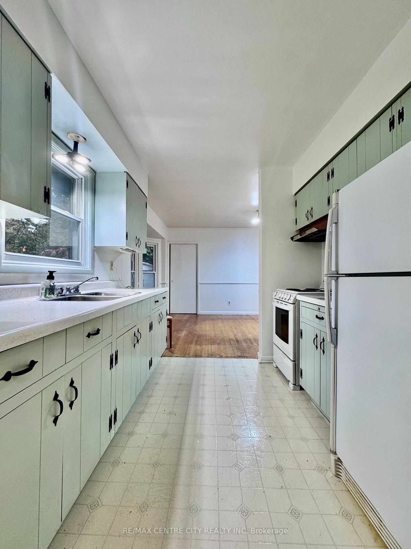 Photo 18 of 740 Dunboyne Crescent, London, North H — HOMEH