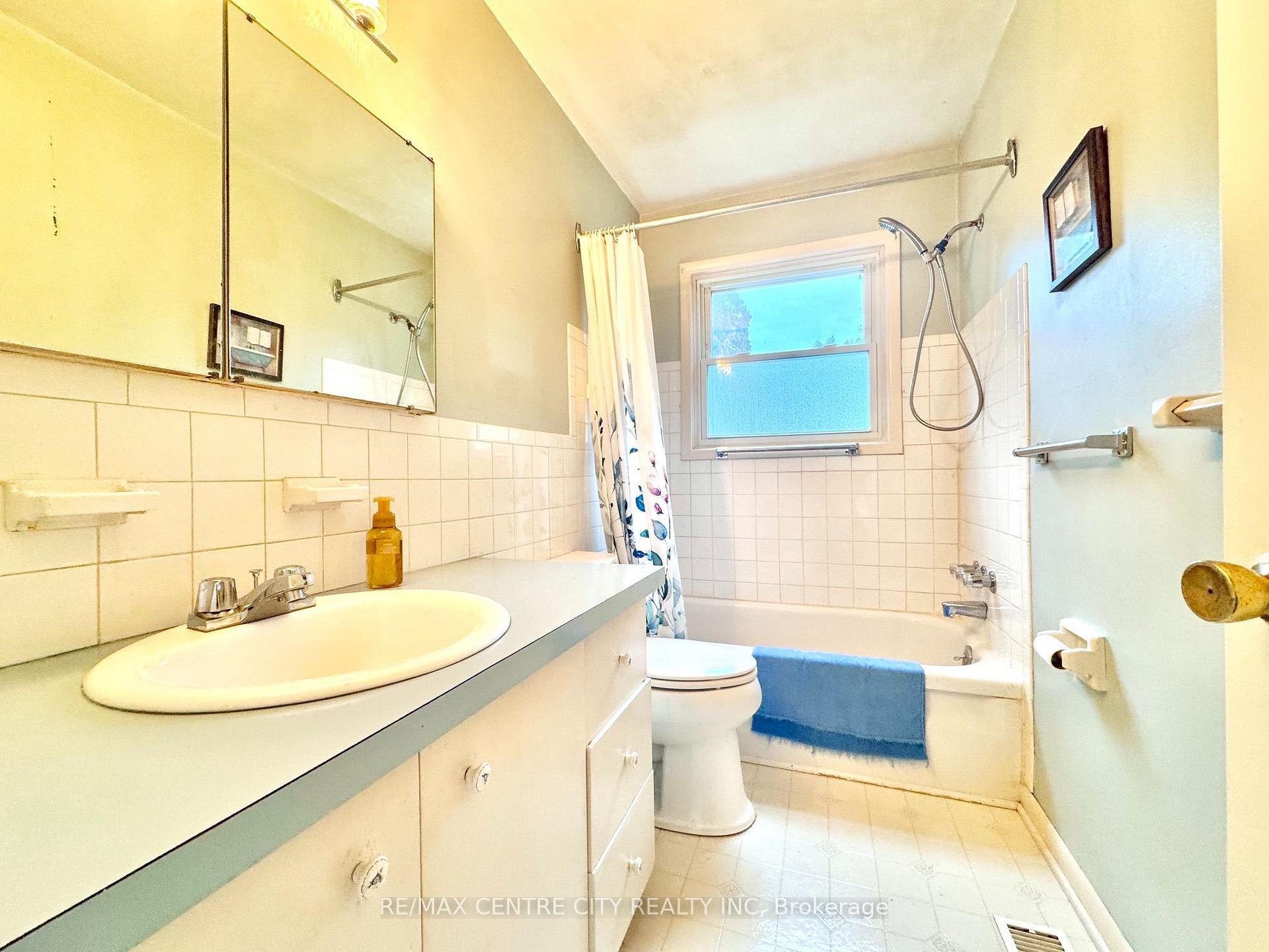 Photo 35 of 740 Dunboyne Crescent, London, North H — HOMEH