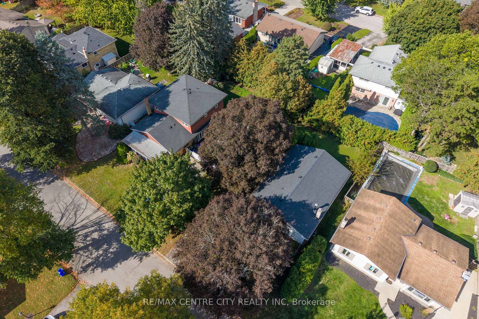 Photo 9 of 740 Dunboyne Crescent, London, North H — HOMEH