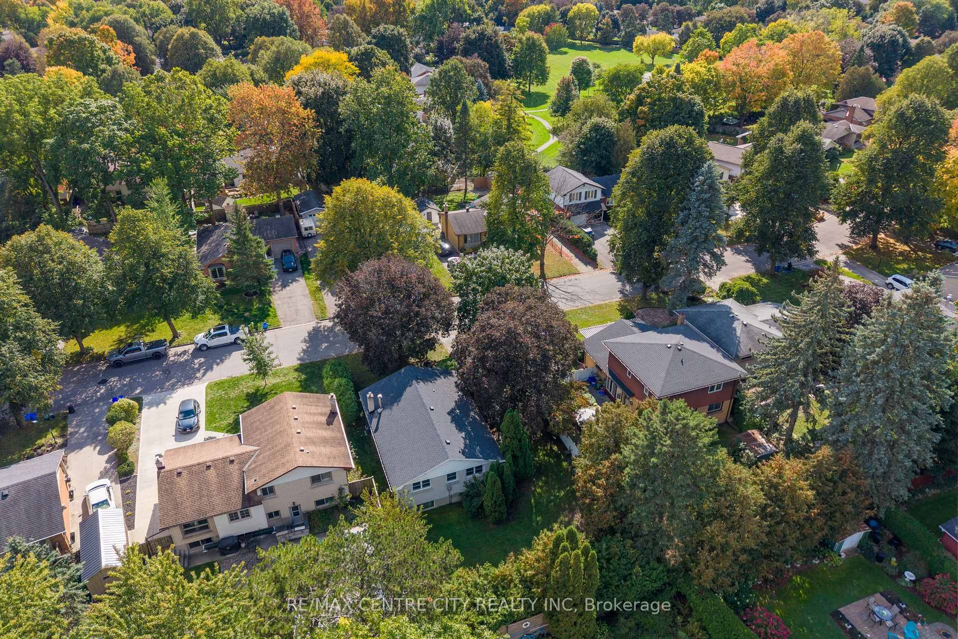 Photo 10 of 740 Dunboyne Crescent, London, North H — HOMEH
