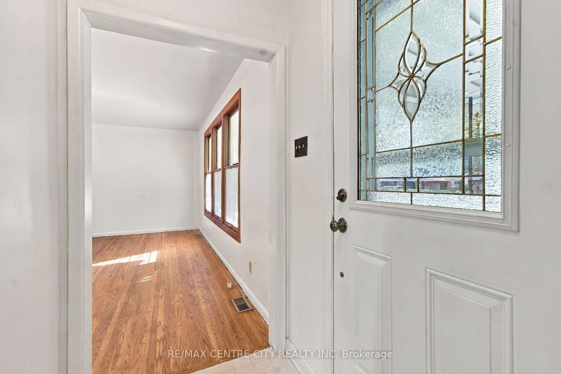 Photo 12 of 740 Dunboyne Crescent, London, North H — HOMEH