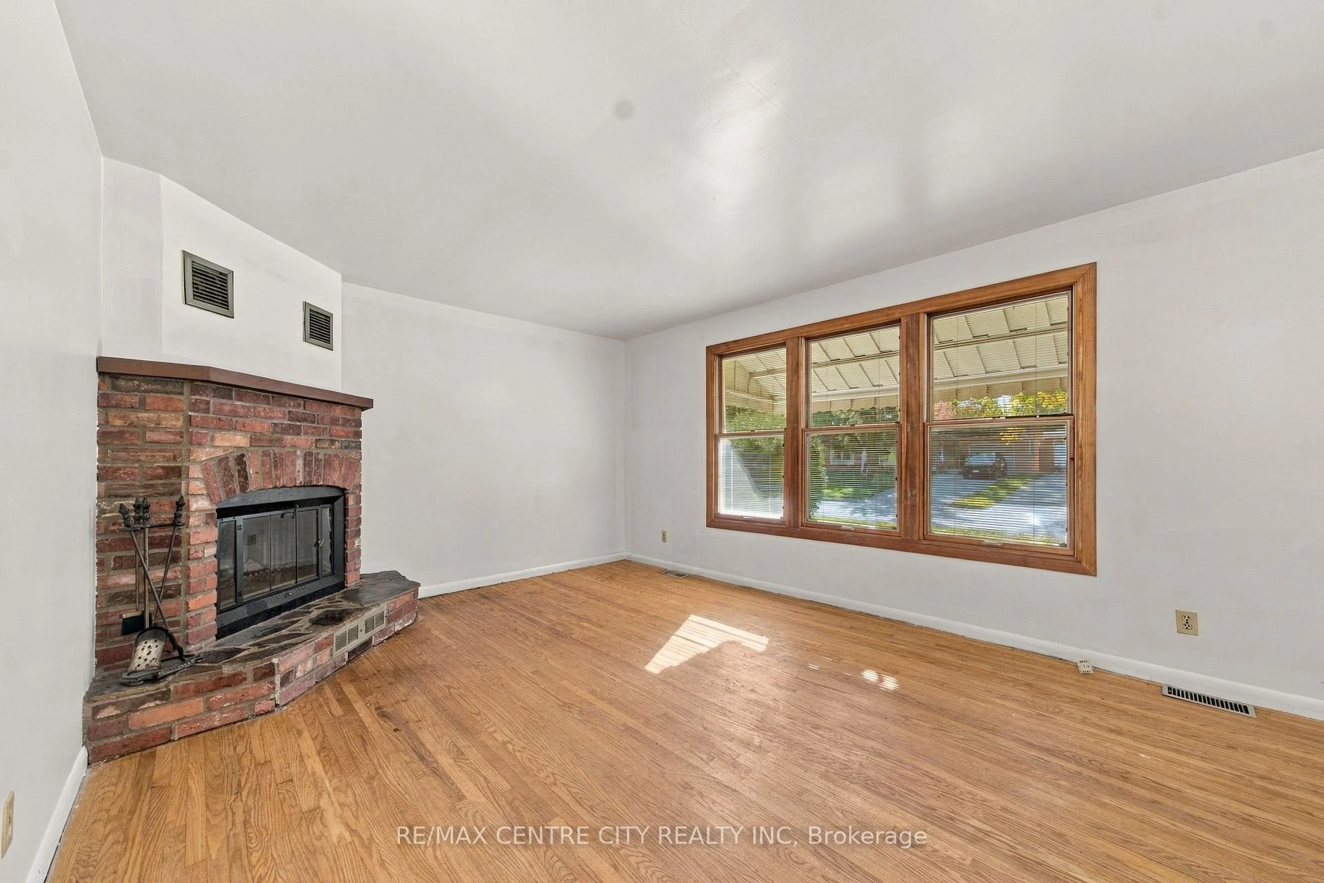 Photo 15 of 740 Dunboyne Crescent, London, North H — HOMEH