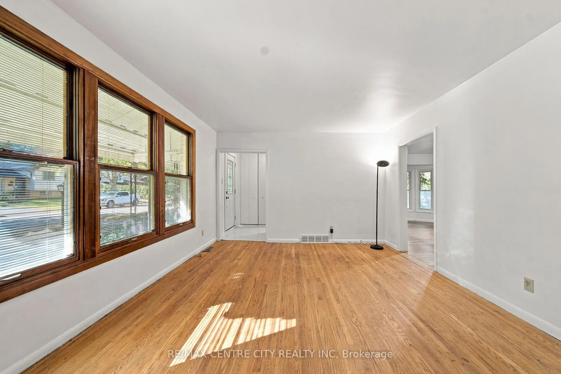 Photo 19 of 740 Dunboyne Crescent, London, North H — HOMEH
