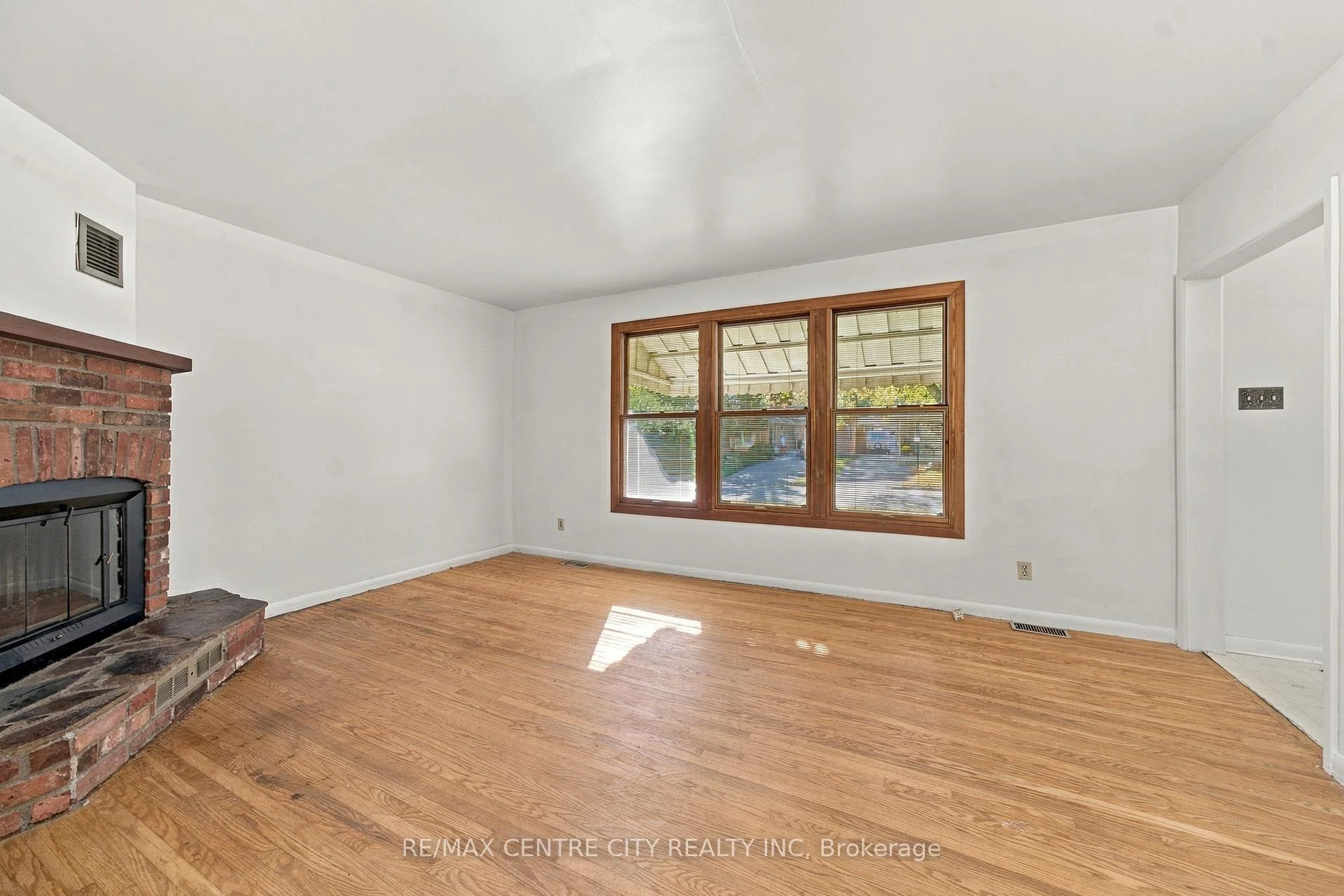 Photo 21 of 740 Dunboyne Crescent, London, North H — HOMEH