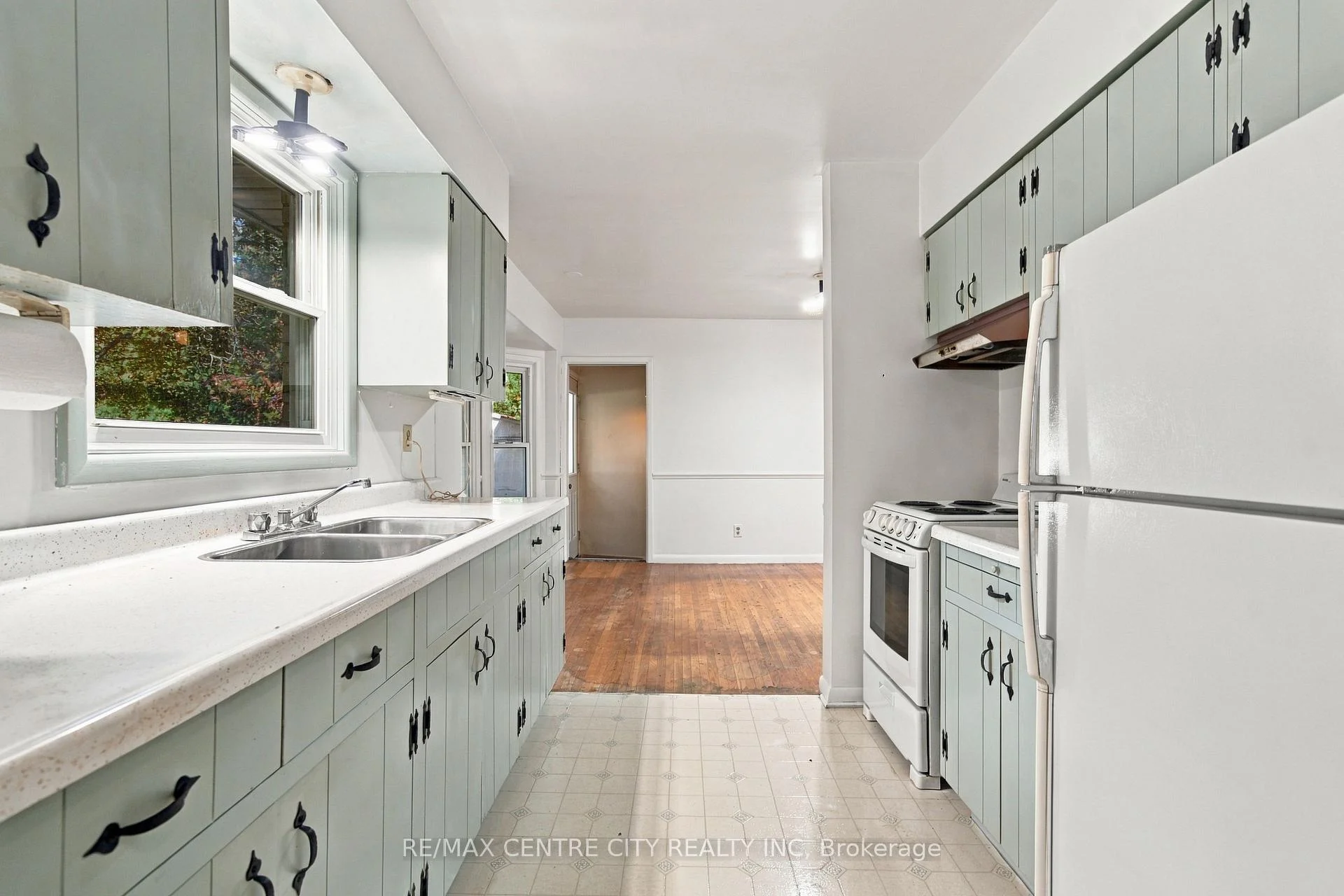 Photo 23 of 740 Dunboyne Crescent, London, North H — HOMEH