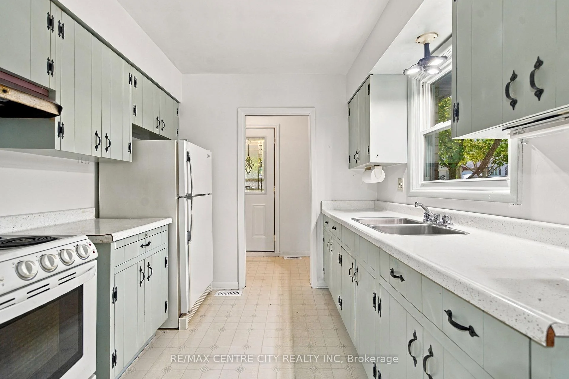 Photo 25 of 740 Dunboyne Crescent, London, North H — HOMEH