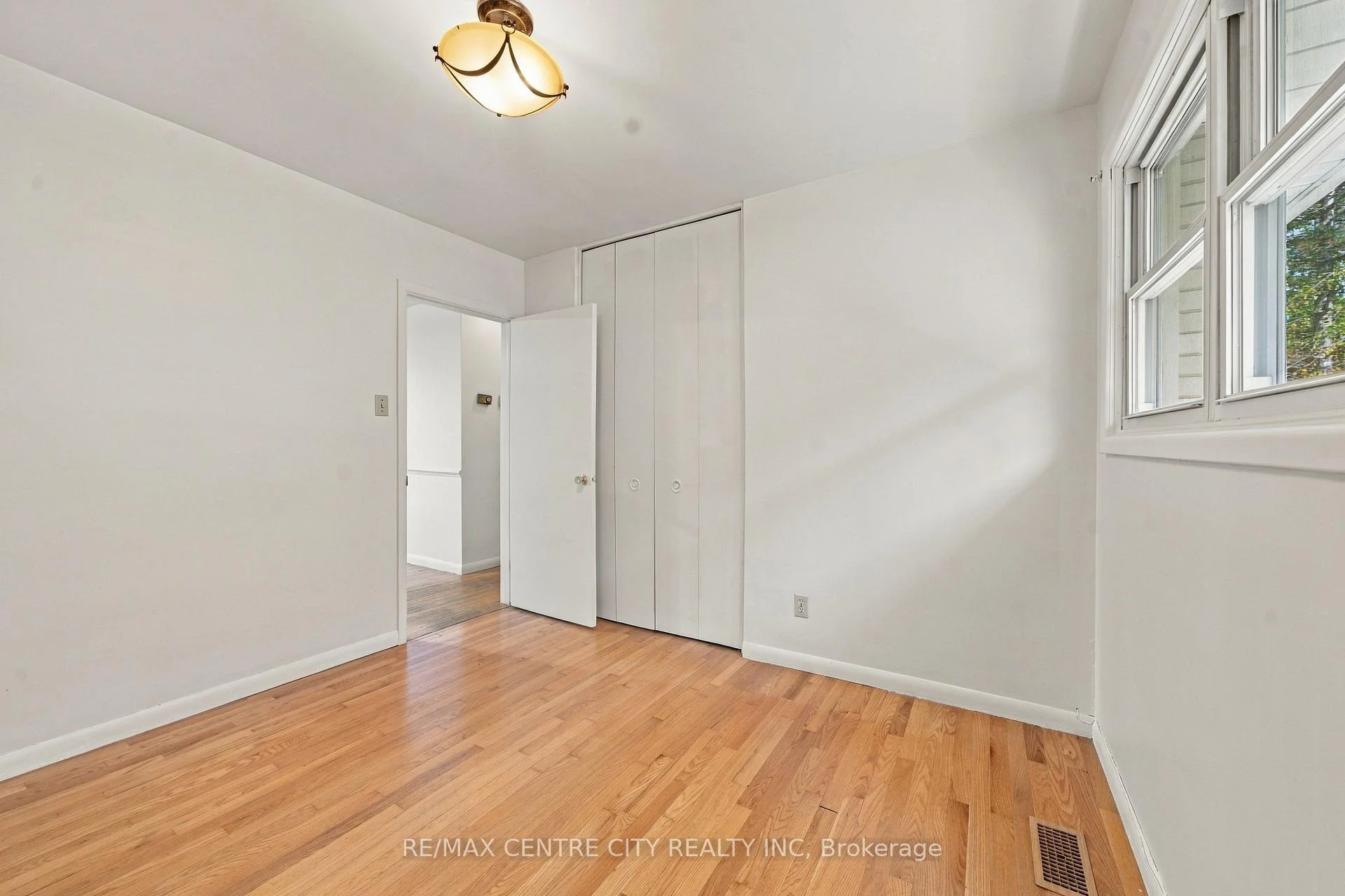 Photo 37 of 740 Dunboyne Crescent, London, North H — HOMEH