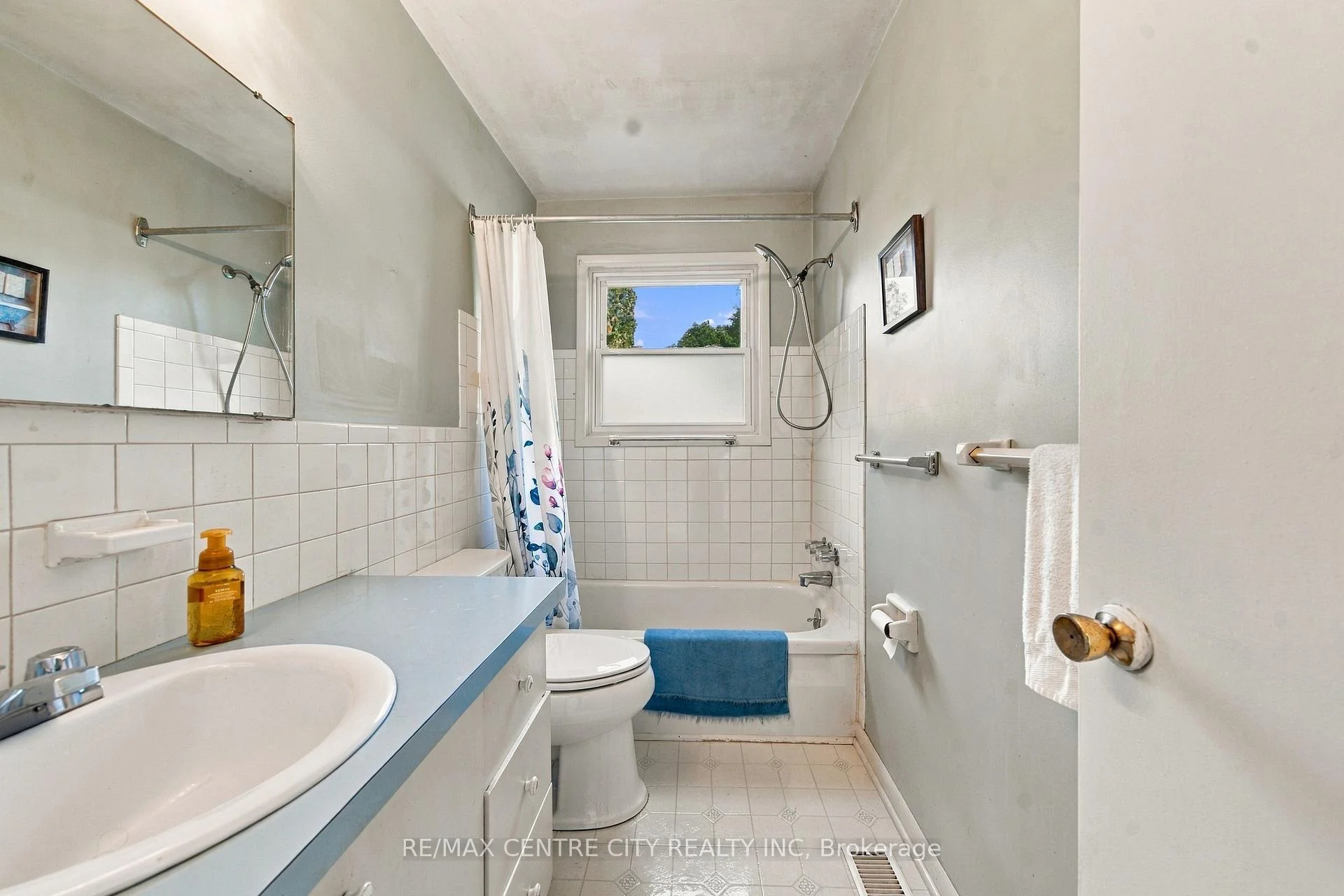 Photo 43 of 740 Dunboyne Crescent, London, North H — HOMEH
