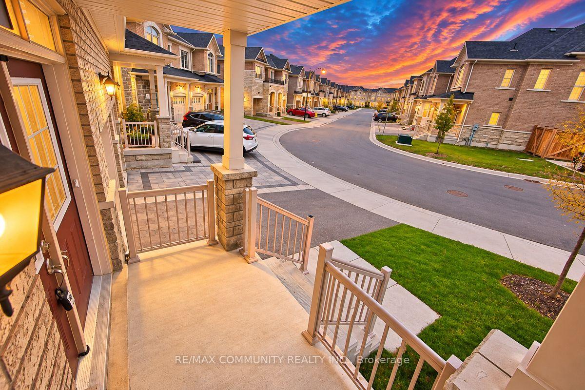 Photo 2 of 40 Liam Lane, Markham, Cedarwood — HOMEH