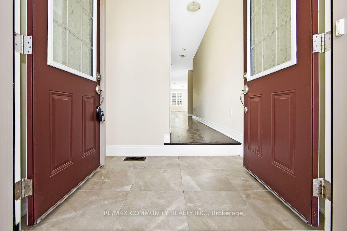 Photo 3 of 40 Liam Lane, Markham, Cedarwood — HOMEH