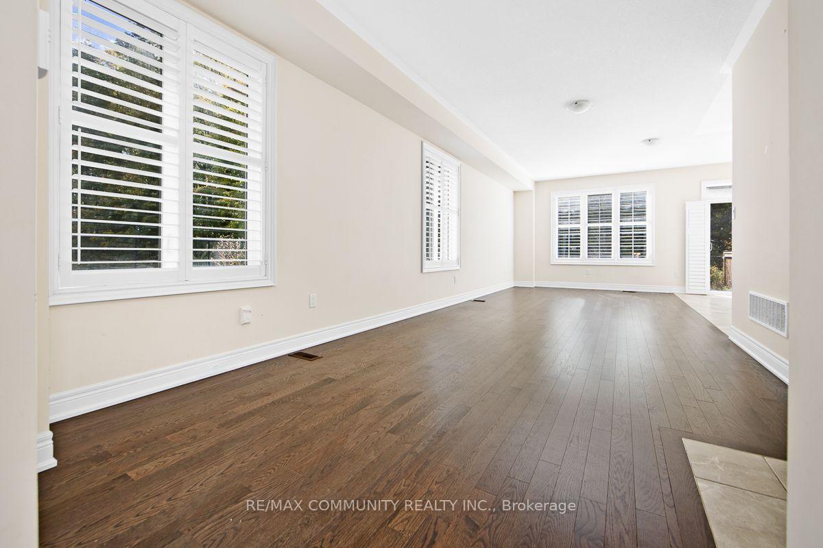 Photo 5 of 40 Liam Lane, Markham, Cedarwood — HOMEH