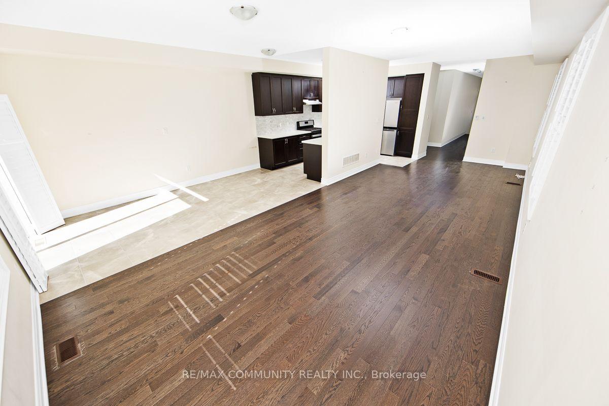 Photo 9 of 40 Liam Lane, Markham, Cedarwood — HOMEH