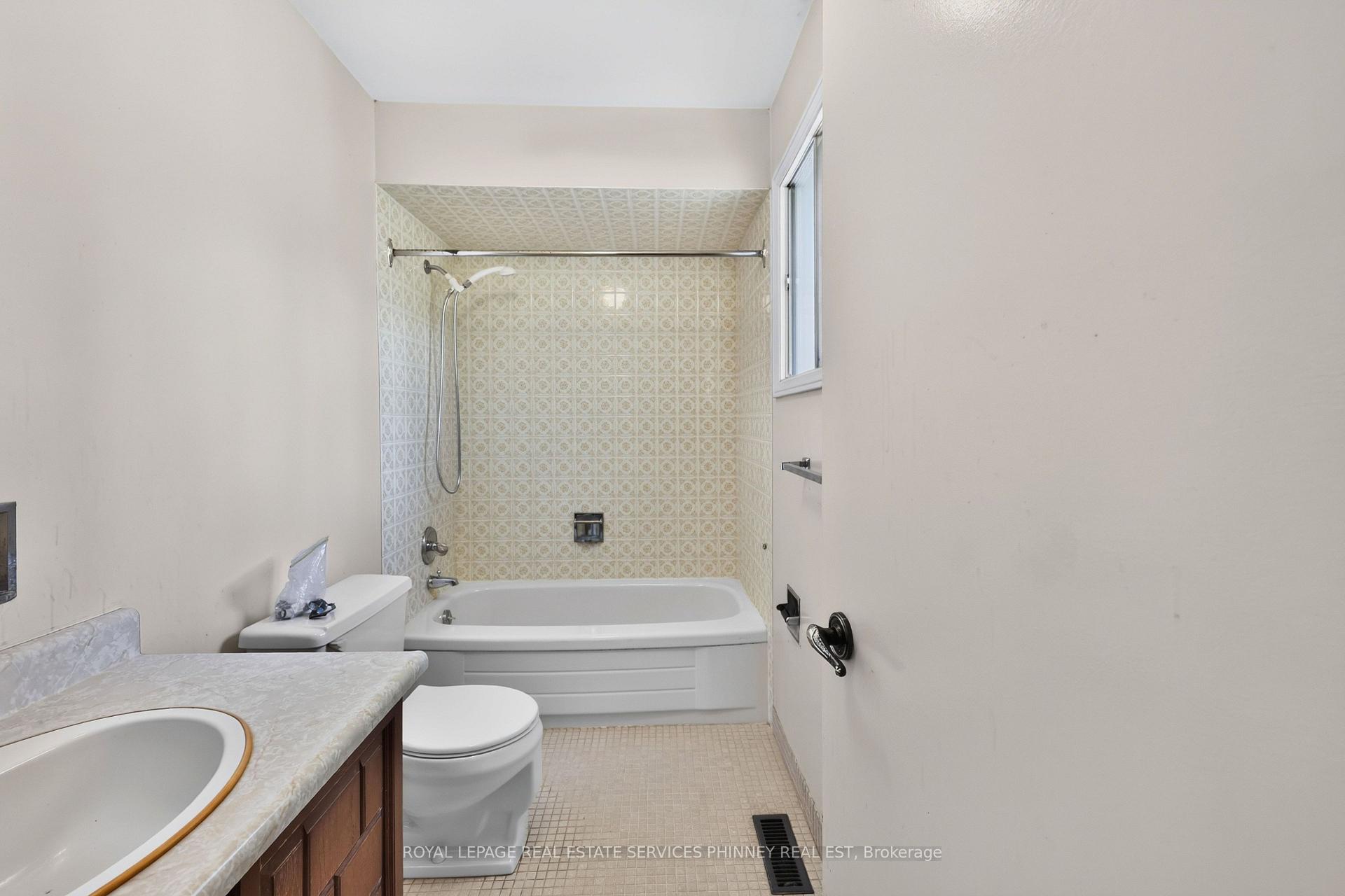 Photo 16 of 1353 Bunsden Avenue, Mississauga, Sheridan — HOMEH