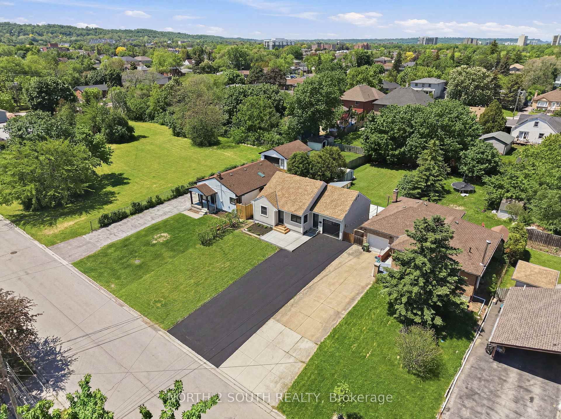 Photo 31 of 63 Chester Road, Hamilton, Stoney Creek — HOMEH