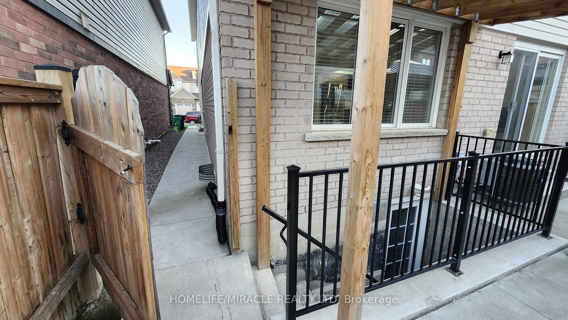 Photo 2 of 92 Stedford Crescent, Brampton, Northwest Brampton — HOMEH