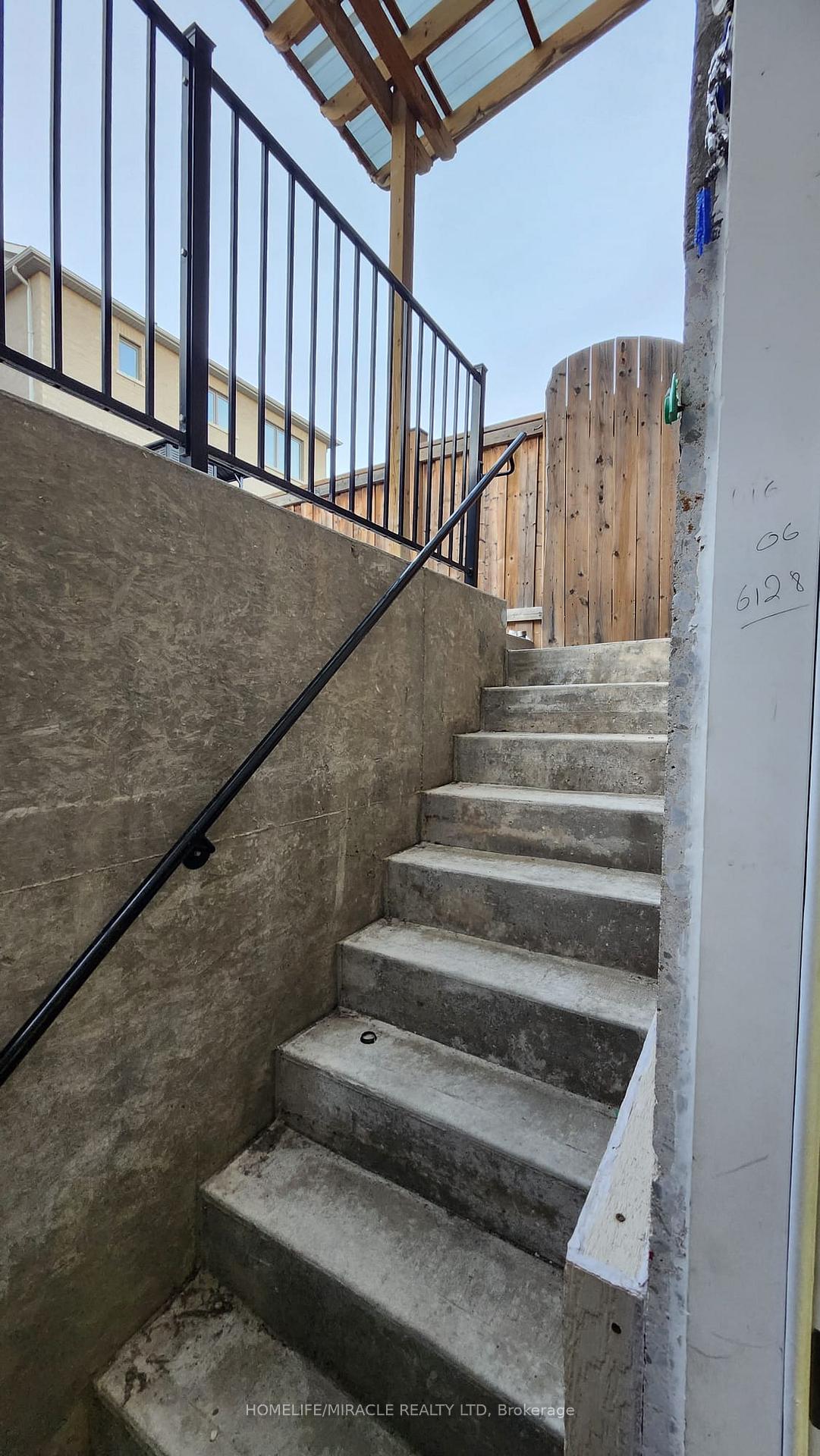 Photo 3 of 92 Stedford Crescent, Brampton, Northwest Brampton — HOMEH