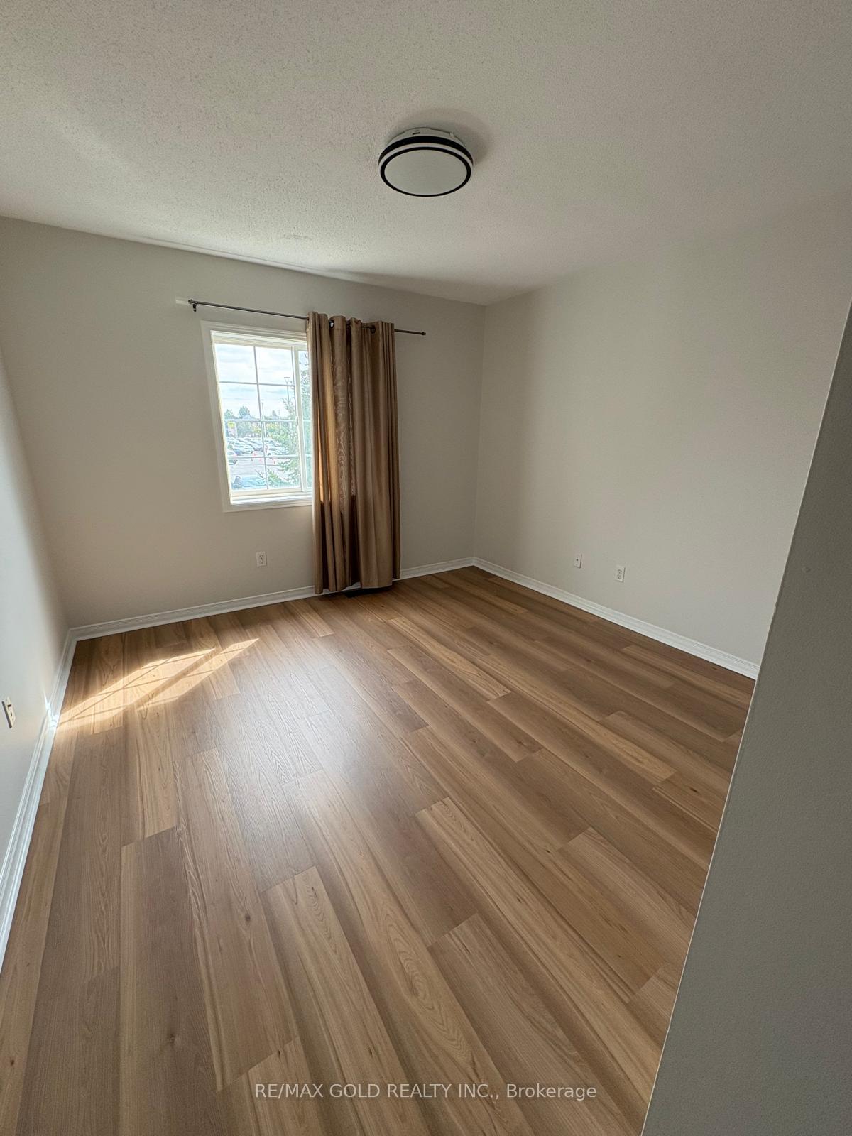 Photo 13 of 10 Irene Crescent, Brampton, Fletcher's Meadow — HOMEH