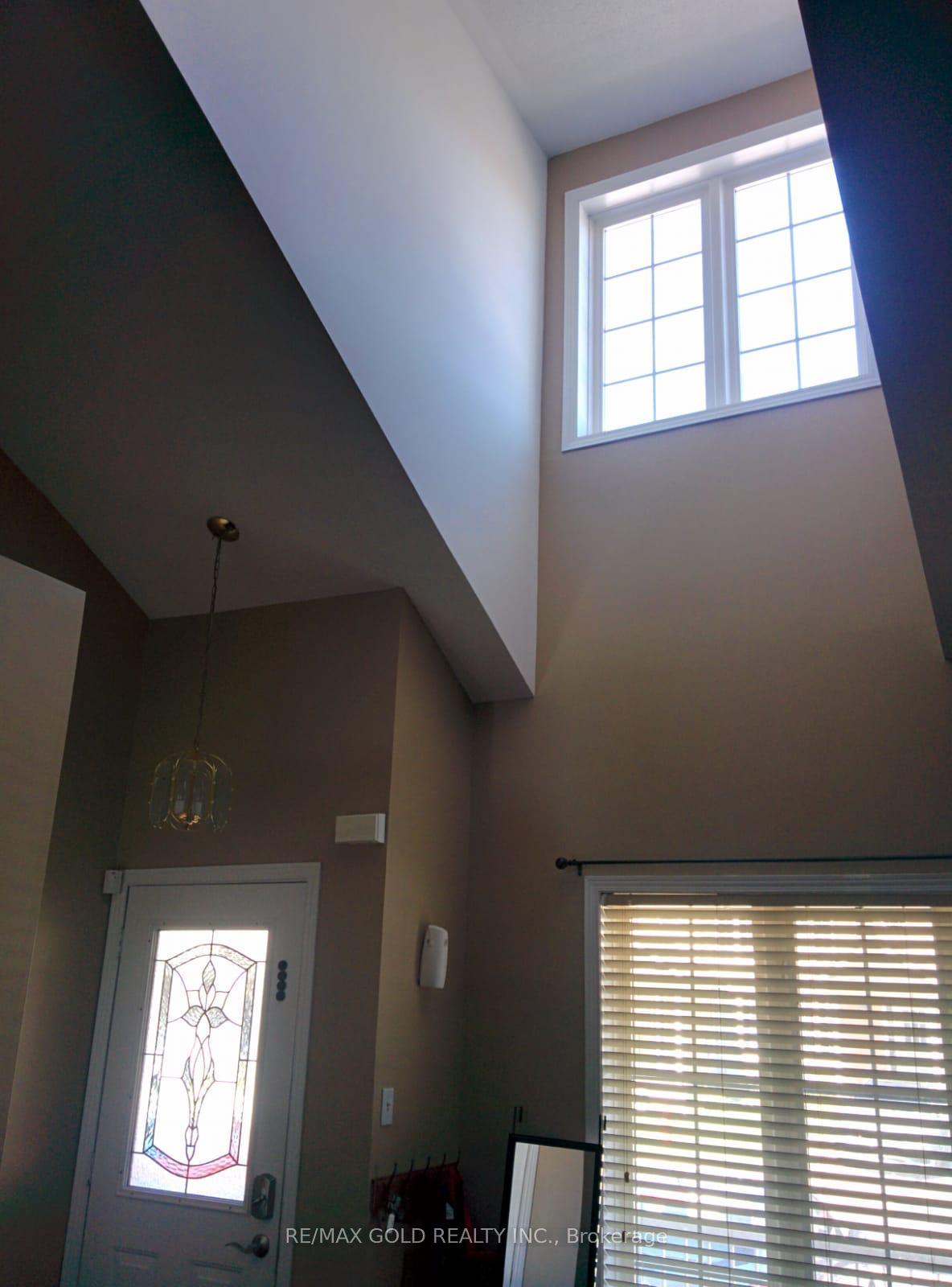 Photo 15 of 10 Irene Crescent, Brampton, Fletcher's Meadow — HOMEH