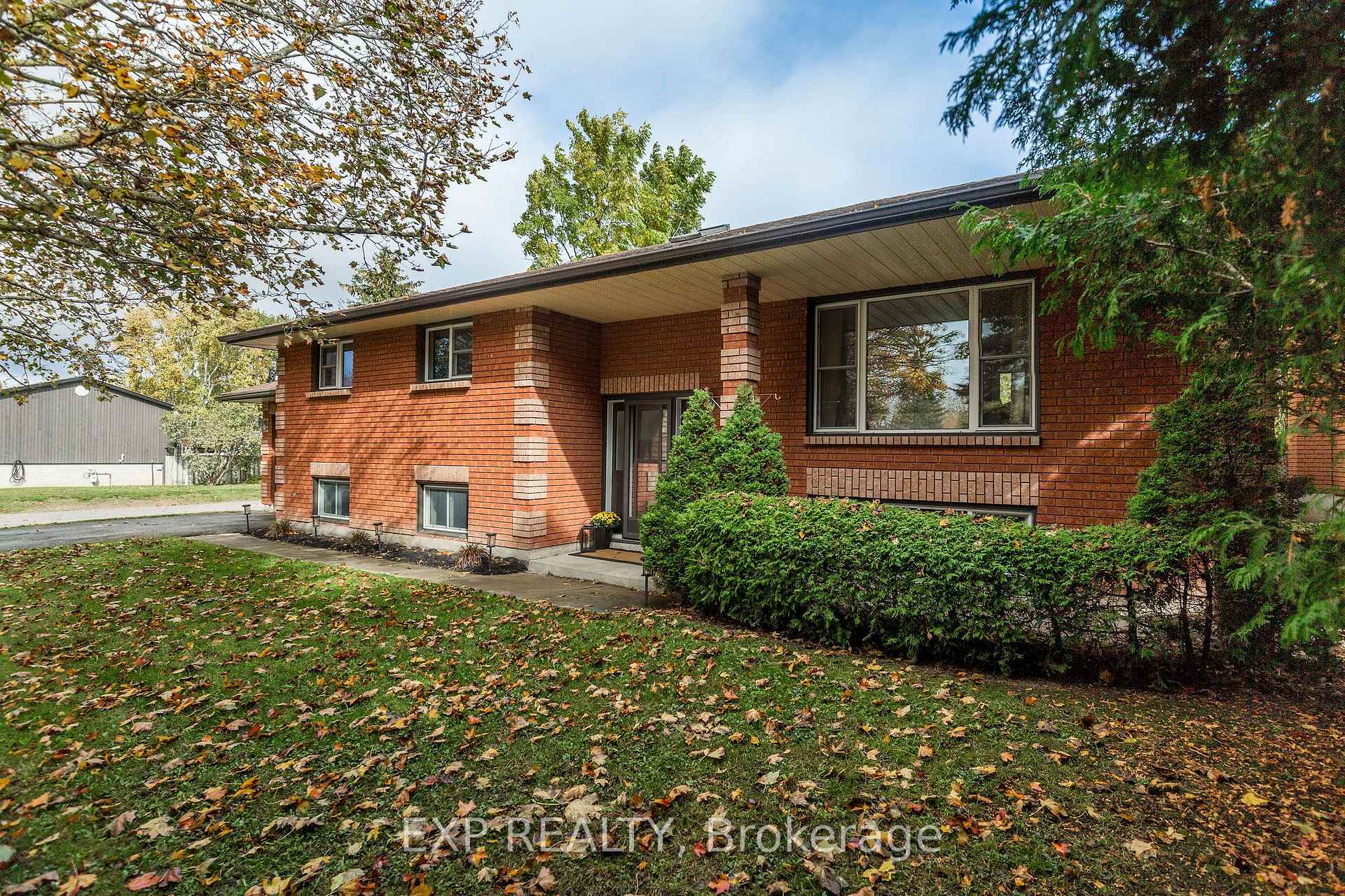 Photo 2 of 33 Shaw Street, Springwater, Elmvale — HOMEH