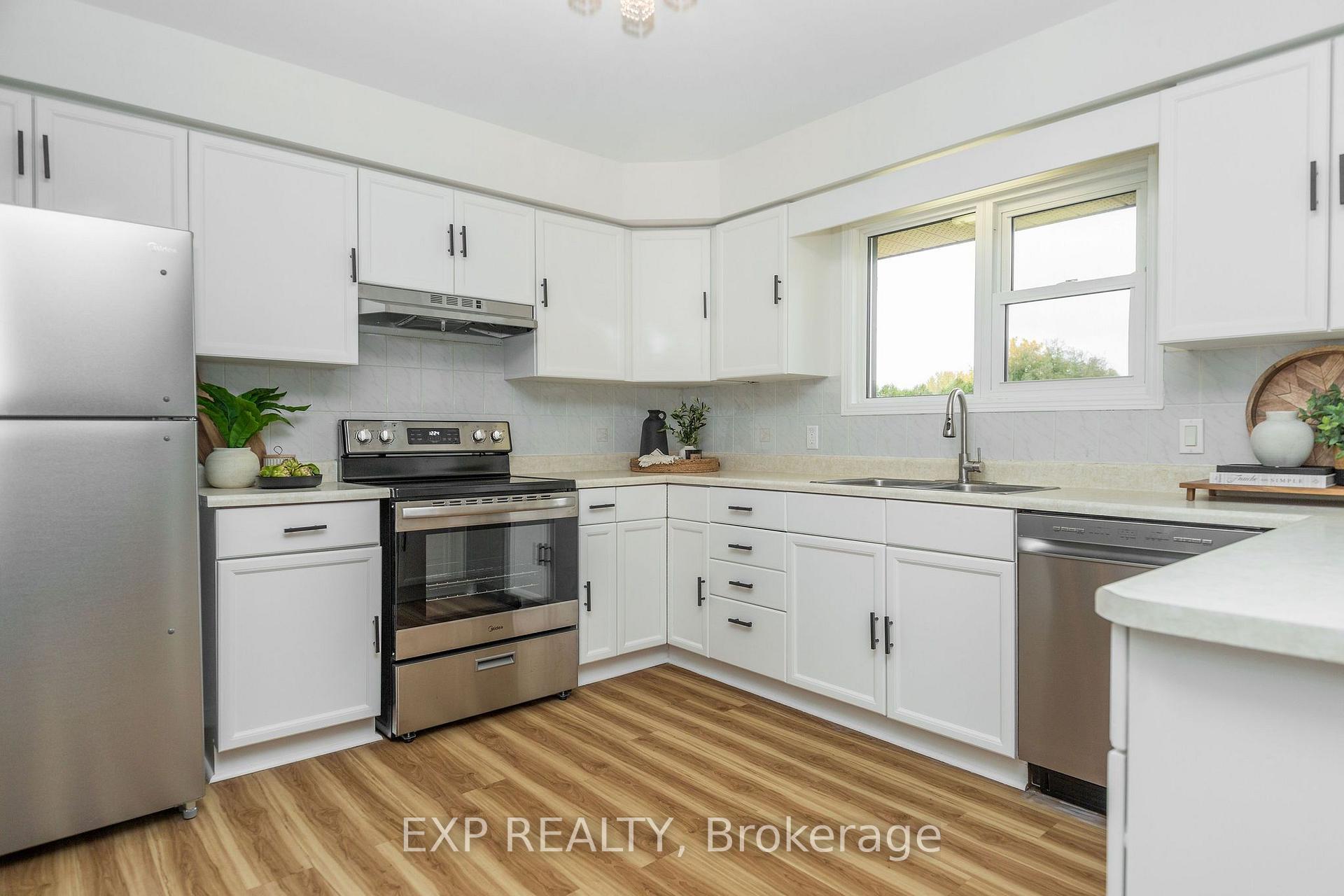 Photo 10 of 33 Shaw Street, Springwater, Elmvale — HOMEH