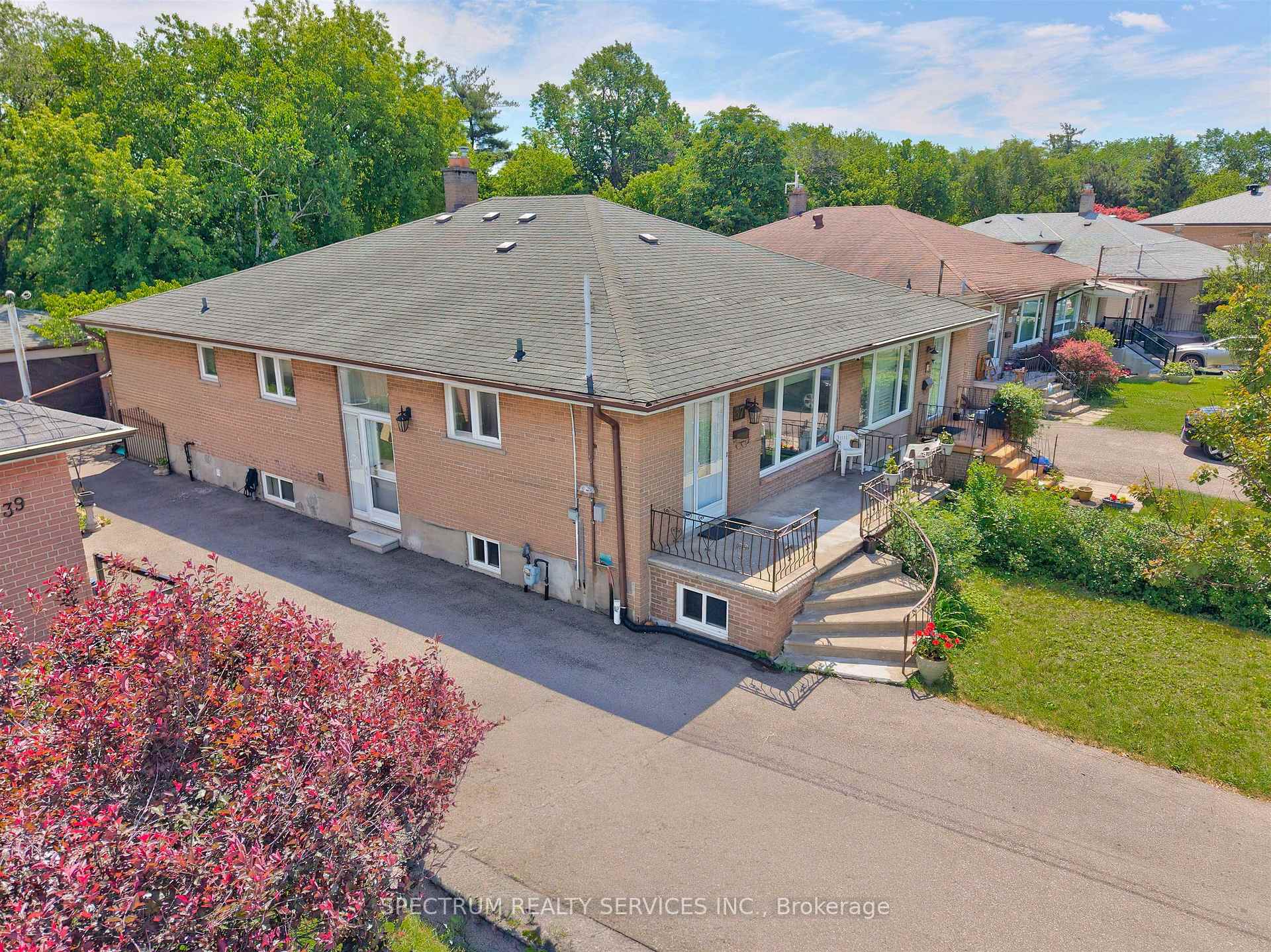 Photo 5 of 37 Newlin Crescent, North York, Glenfield-Jane Heights — HOMEH