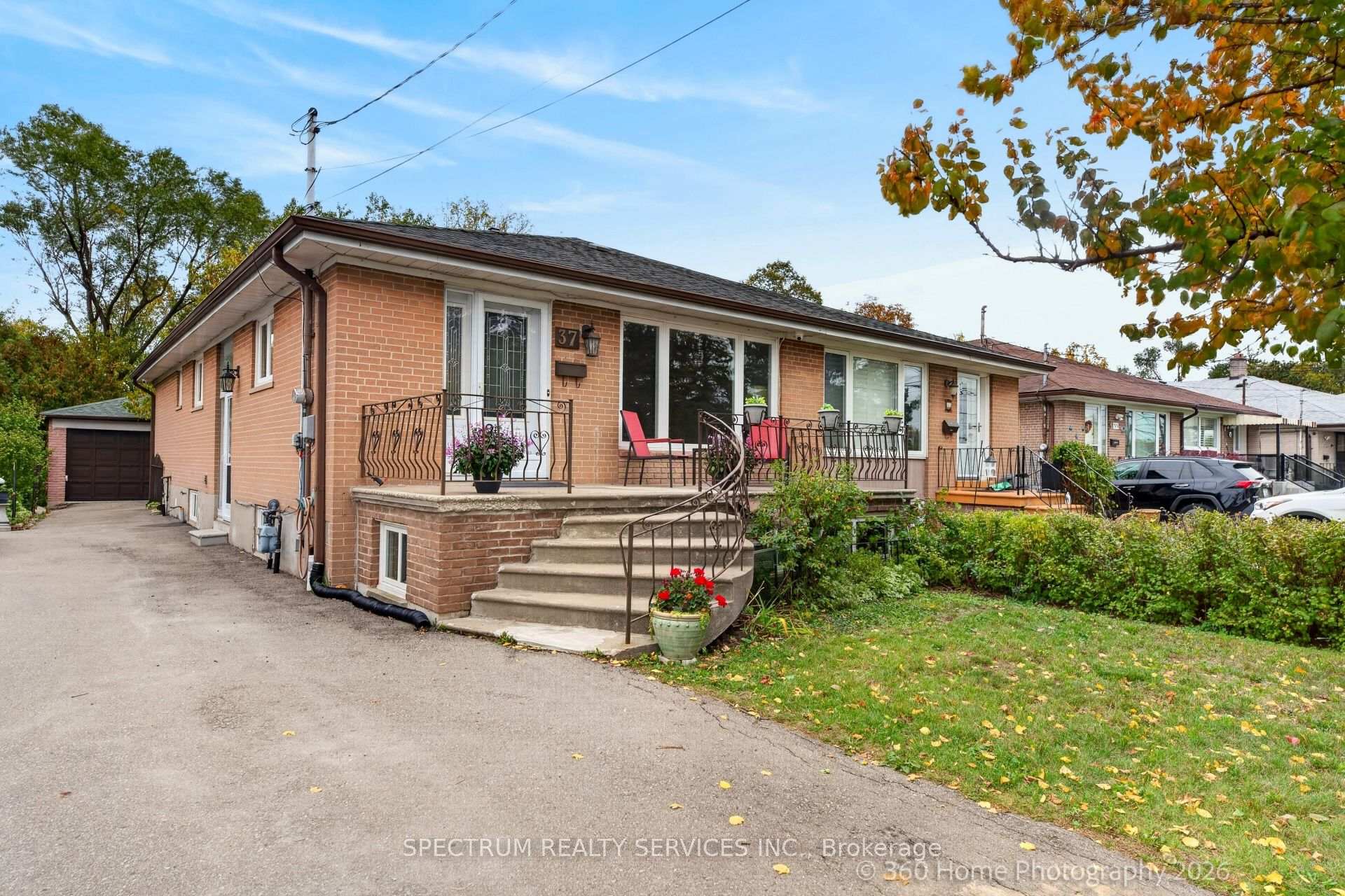 Photo 2 of 37 Newlin Crescent, North York, Glenfield-Jane Heights — HOMEH