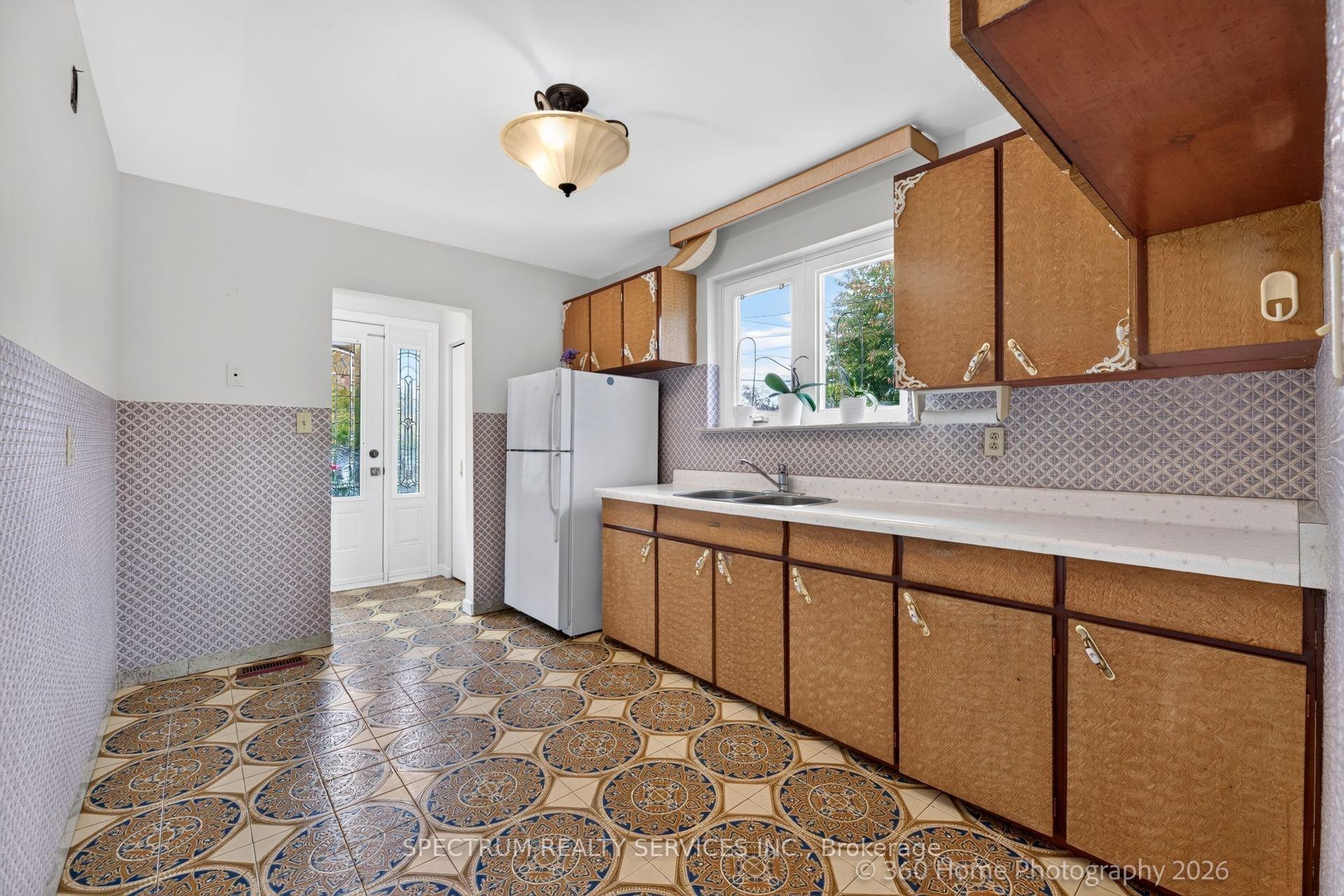 Photo 10 of 37 Newlin Crescent, North York, Glenfield-Jane Heights — HOMEH