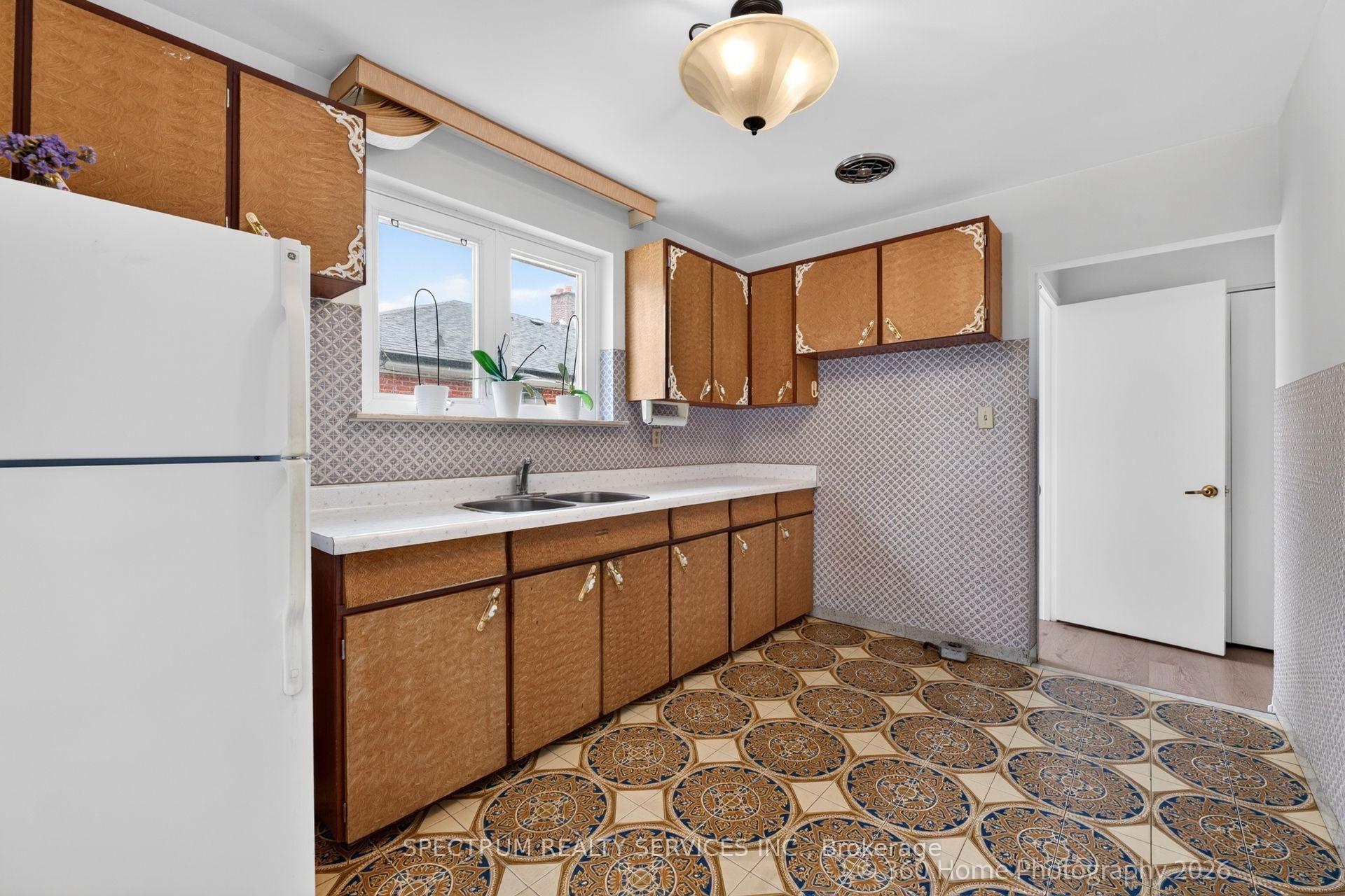 Photo 11 of 37 Newlin Crescent, North York, Glenfield-Jane Heights — HOMEH