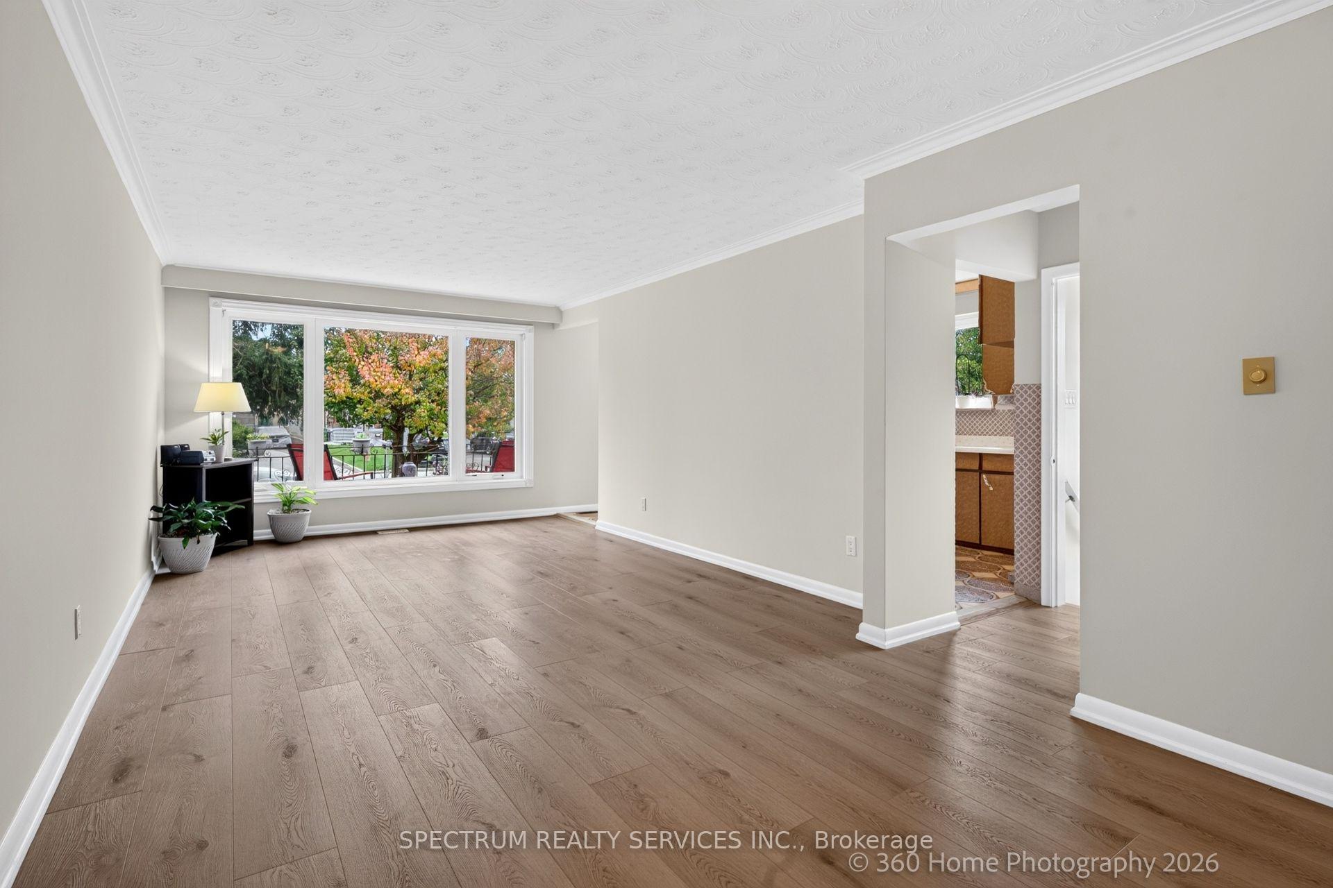 Photo 14 of 37 Newlin Crescent, North York, Glenfield-Jane Heights — HOMEH