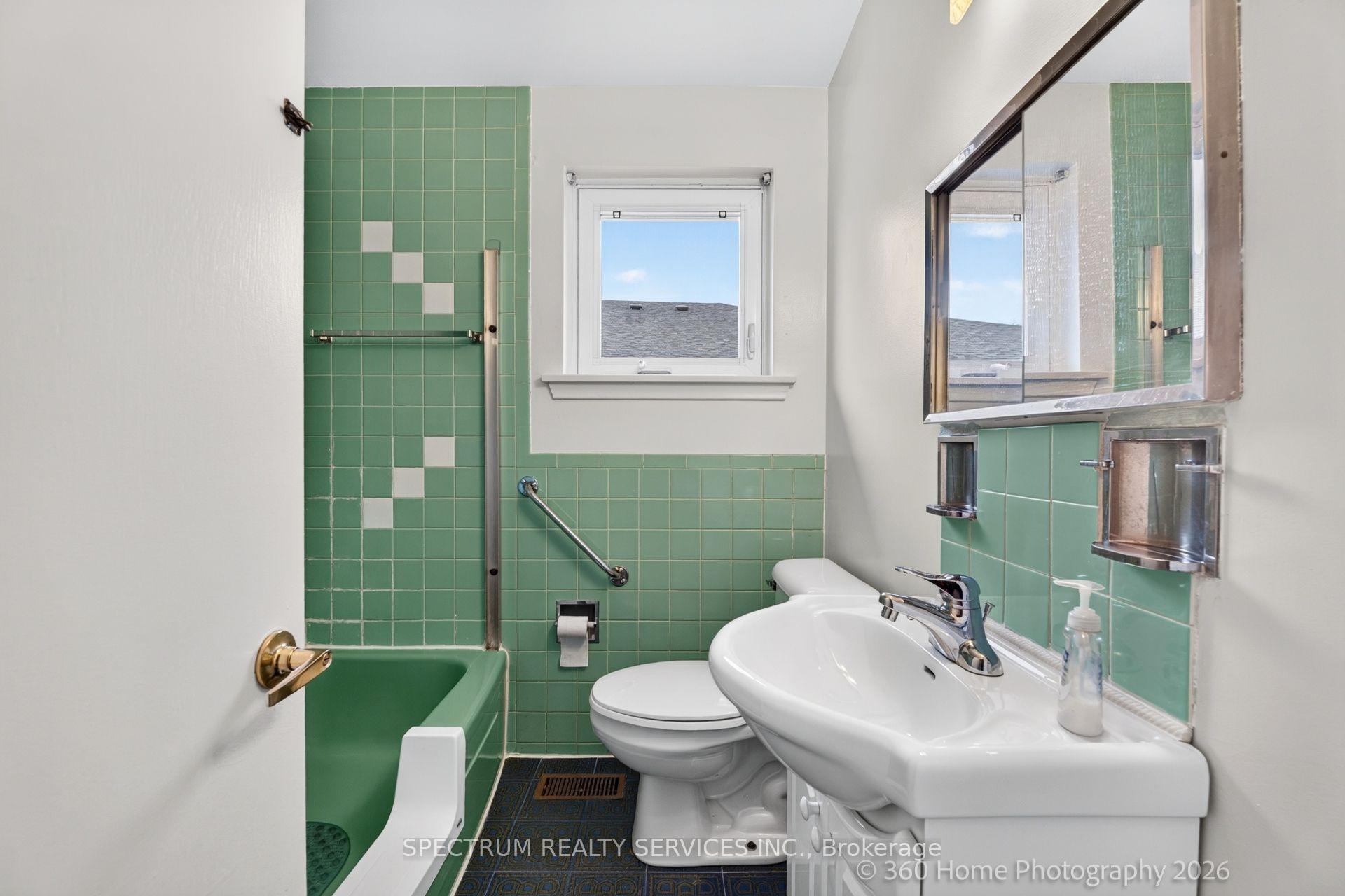 Photo 22 of 37 Newlin Crescent, North York, Glenfield-Jane Heights — HOMEH