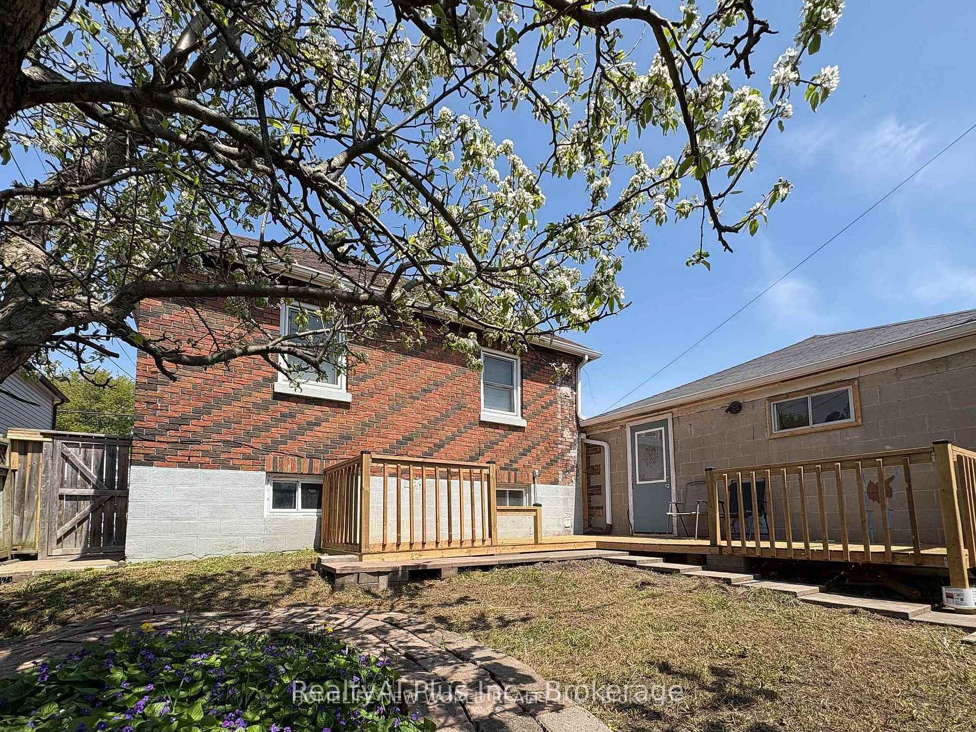 Photo 40 of 137 Banting Avenue, Oshawa, Central — HOMEH