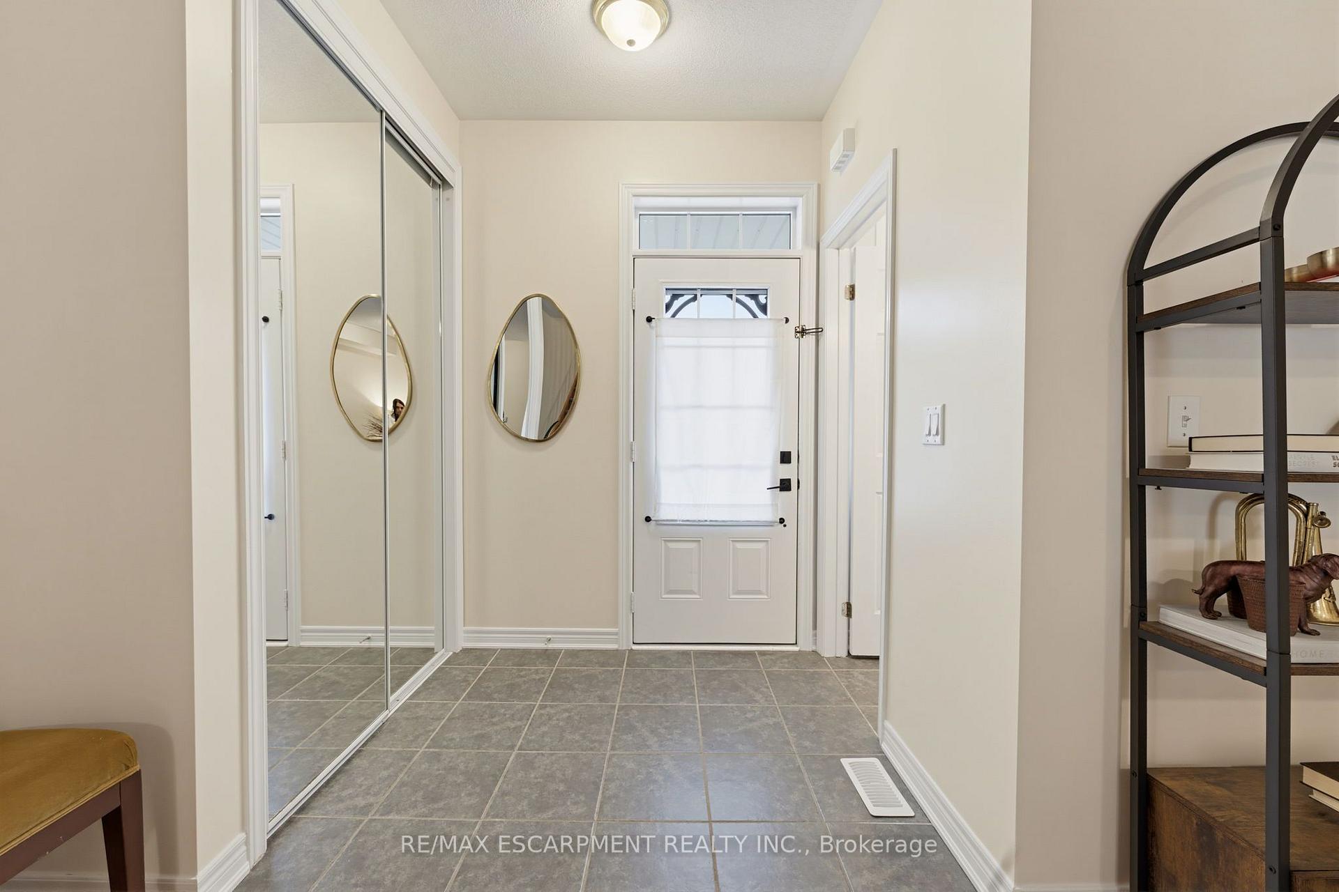Photo 3 of 63 Golden Iris Crescent, Hamilton, Waterdown — HOMEH