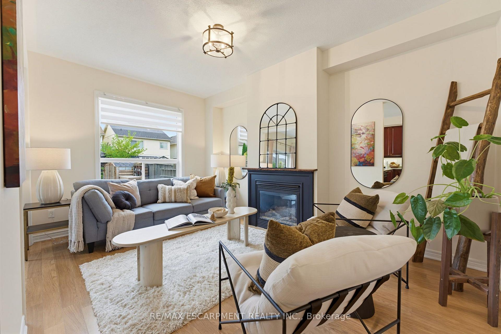 Photo 5 of 63 Golden Iris Crescent, Hamilton, Waterdown — HOMEH