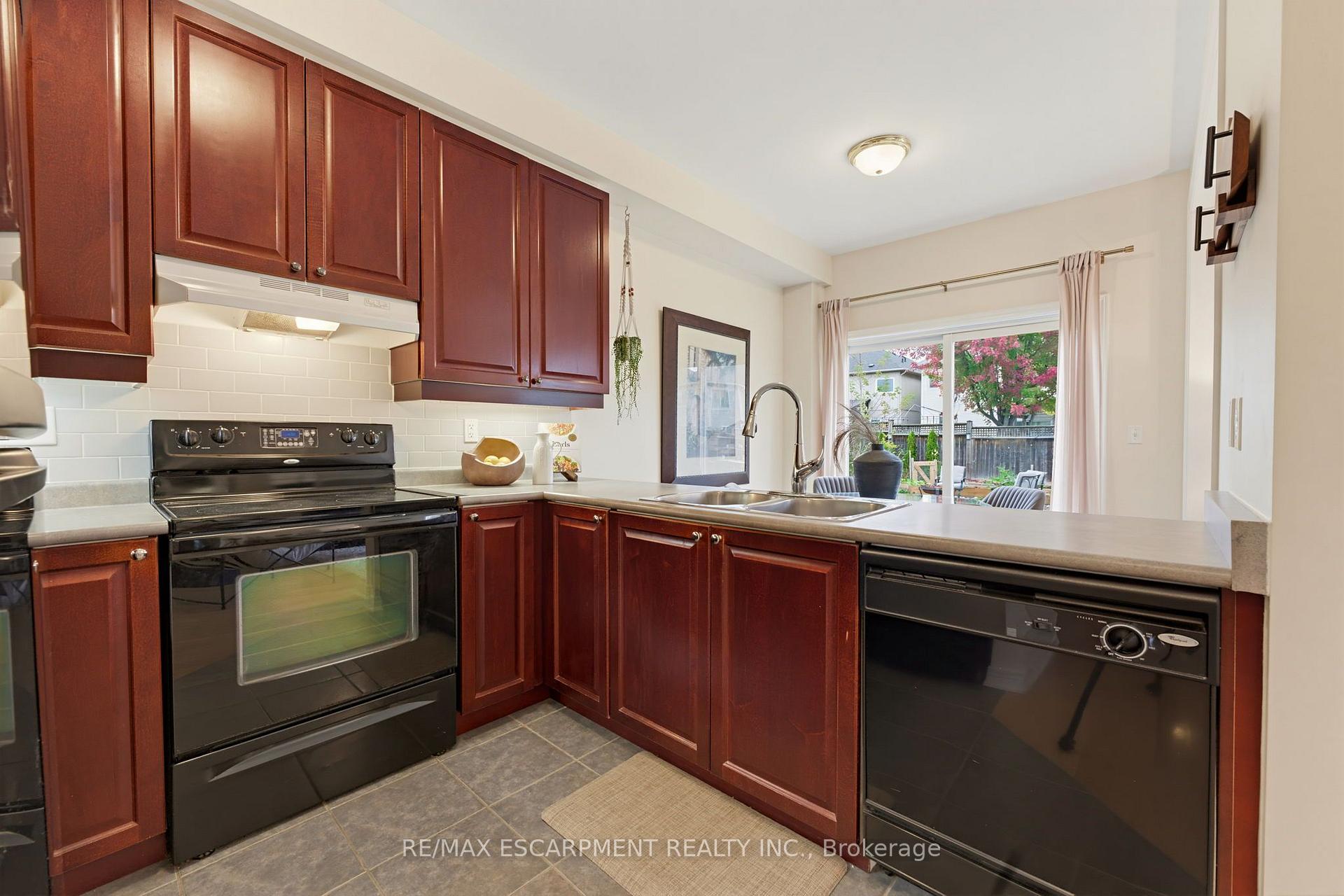 Photo 7 of 63 Golden Iris Crescent, Hamilton, Waterdown — HOMEH