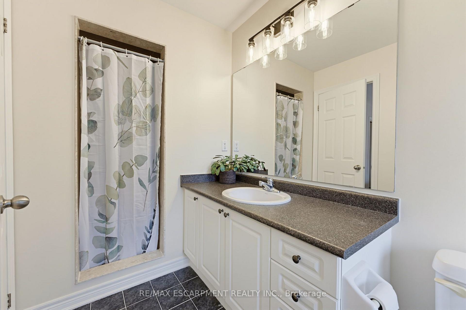 Photo 10 of 63 Golden Iris Crescent, Hamilton, Waterdown — HOMEH
