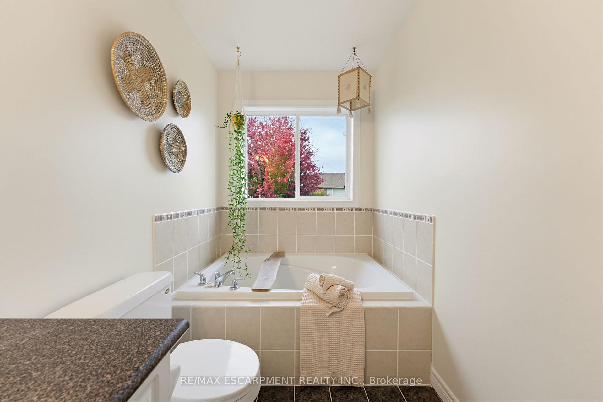Photo 11 of 63 Golden Iris Crescent, Hamilton, Waterdown — HOMEH