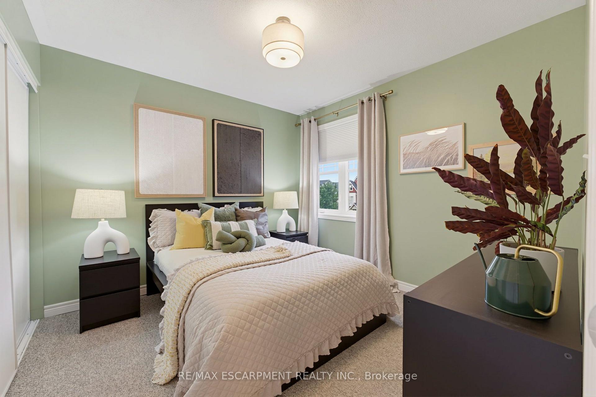 Photo 12 of 63 Golden Iris Crescent, Hamilton, Waterdown — HOMEH