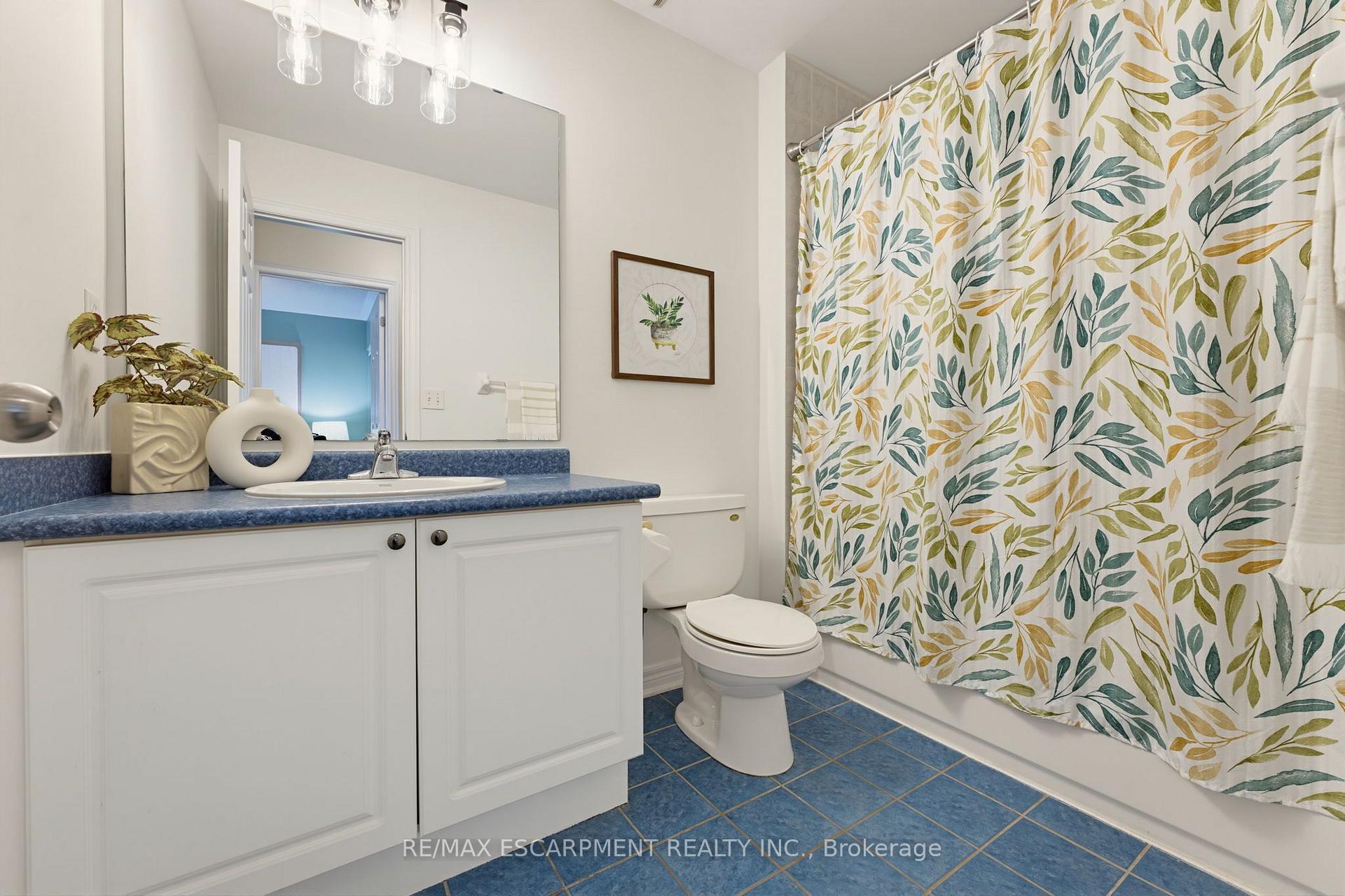 Photo 14 of 63 Golden Iris Crescent, Hamilton, Waterdown — HOMEH