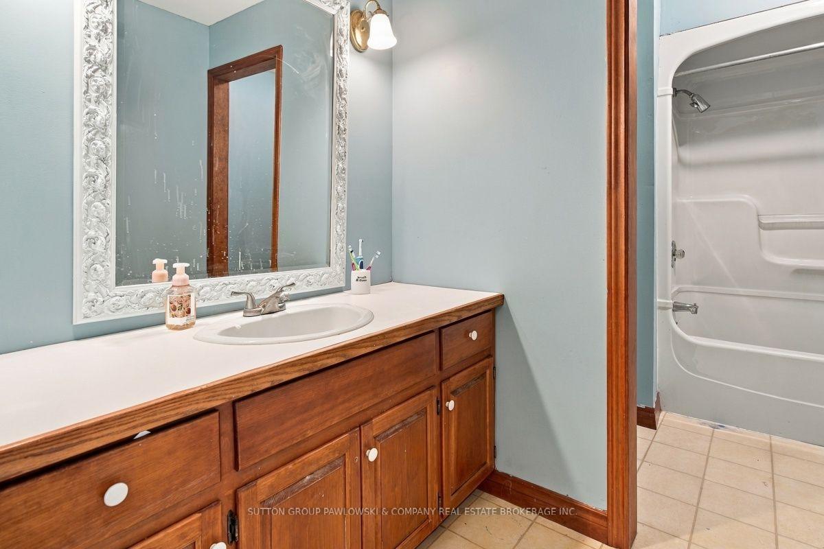 Photo 37 of 2174 Parkhill Drive, North Middlesex, Parkhill — HOMEH