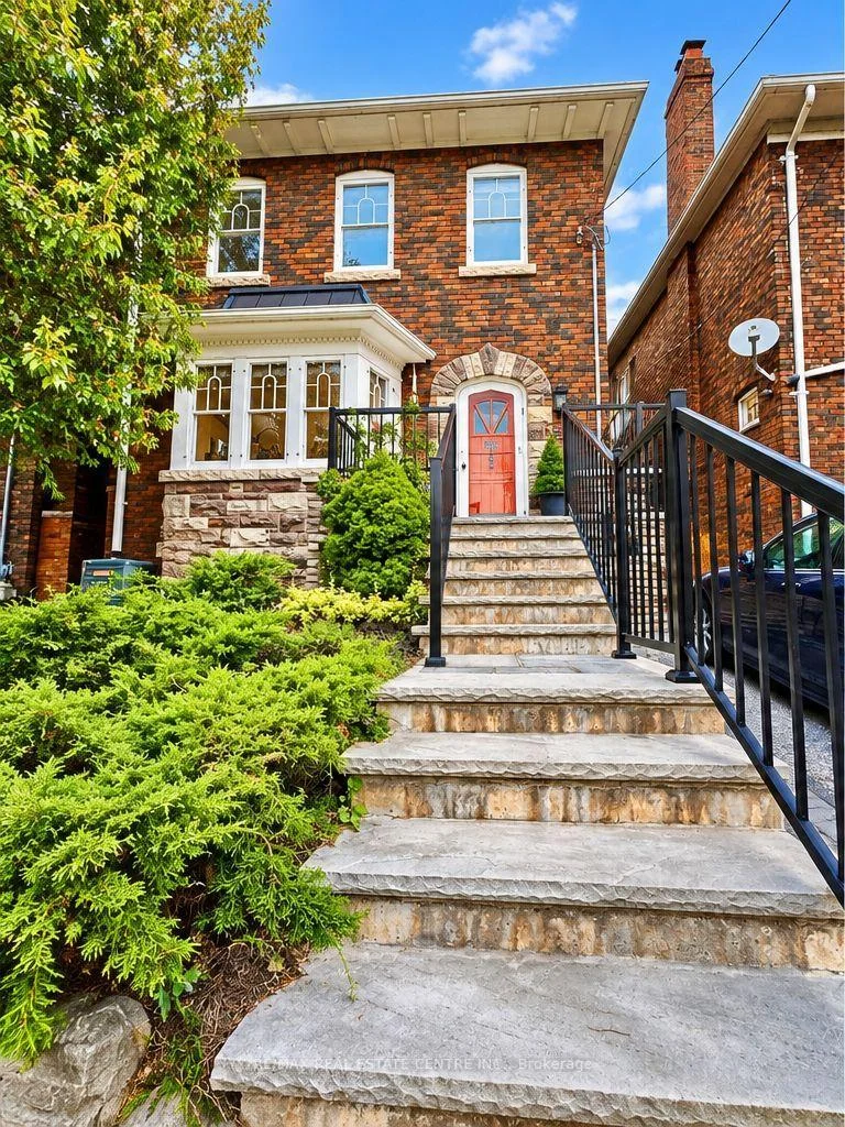 Photo of 194 Lawrence Avenue E