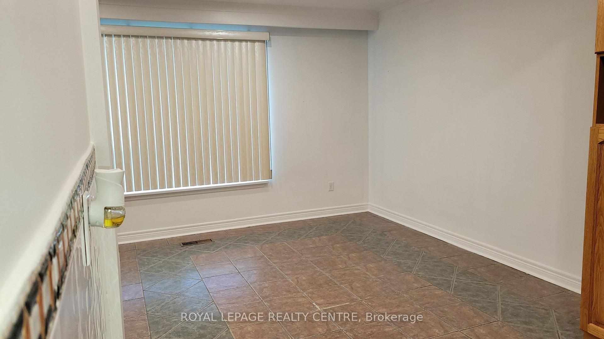 Photo 2 of 50 Rangoon Road, Etobicoke, Eringate-Centennial-West Deane — HOMEH