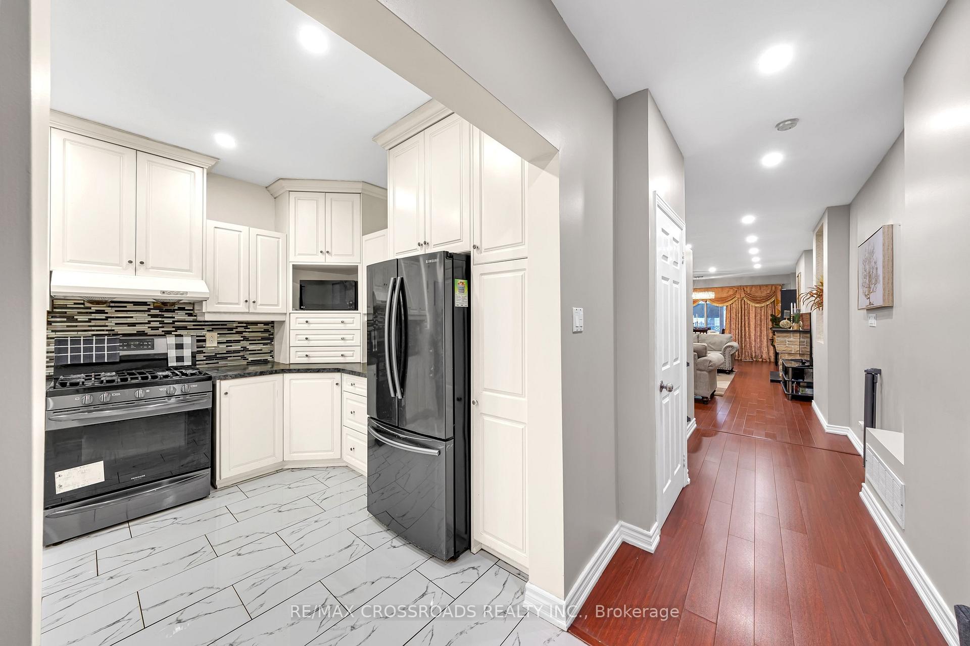 Photo 4 of 592A Danforth Road, Scarborough, Clairlea-Birchmount — HOMEH