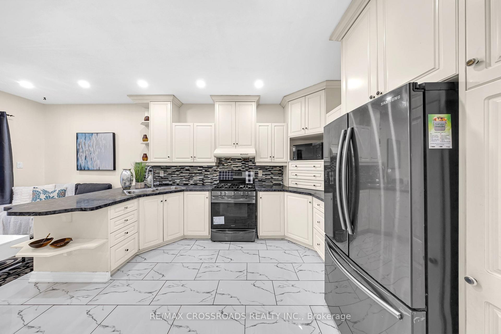 Photo 5 of 592A Danforth Road, Scarborough, Clairlea-Birchmount — HOMEH