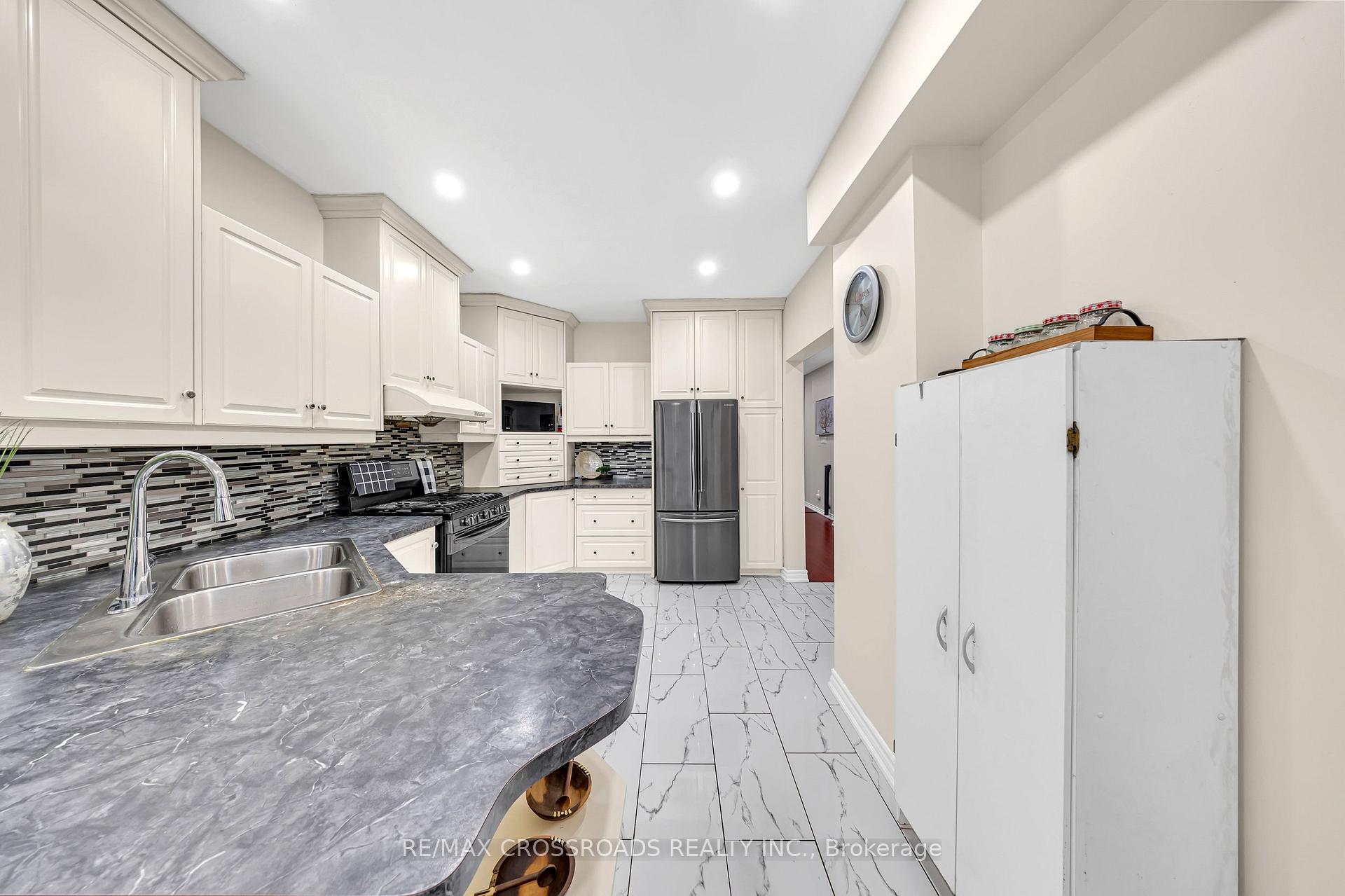 Photo 8 of 592A Danforth Road, Scarborough, Clairlea-Birchmount — HOMEH