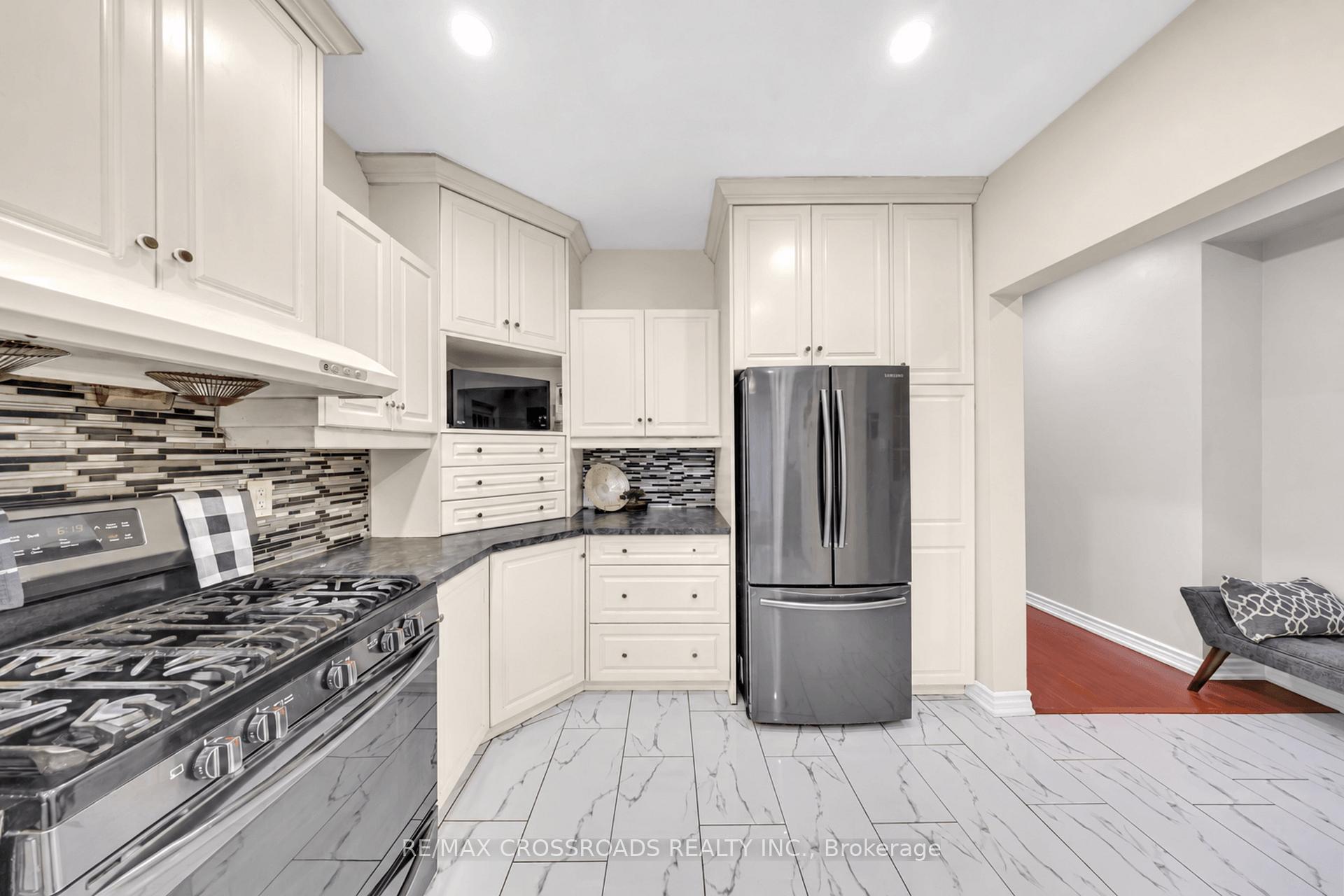 Photo 9 of 592A Danforth Road, Scarborough, Clairlea-Birchmount — HOMEH