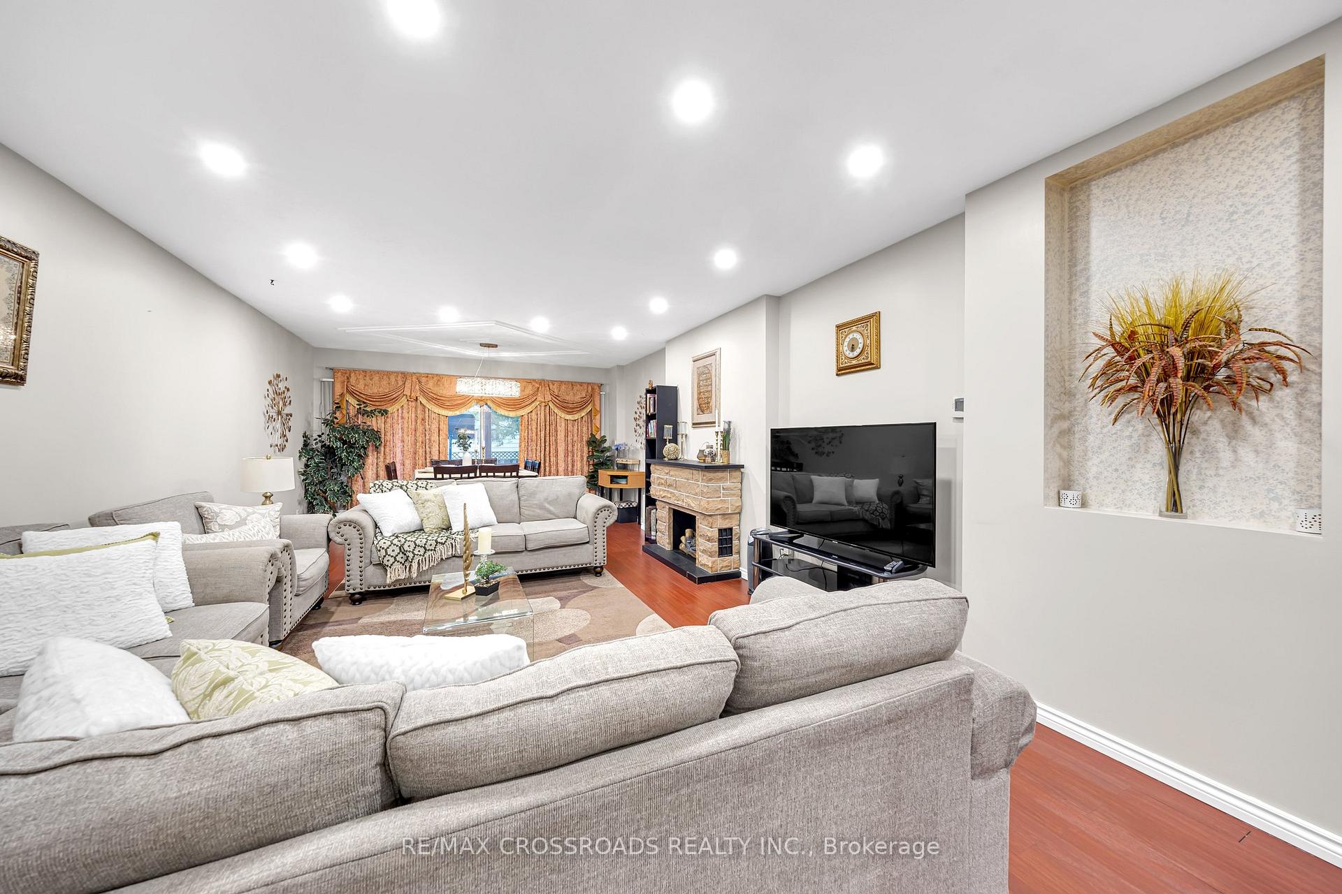 Photo 11 of 592A Danforth Road, Scarborough, Clairlea-Birchmount — HOMEH