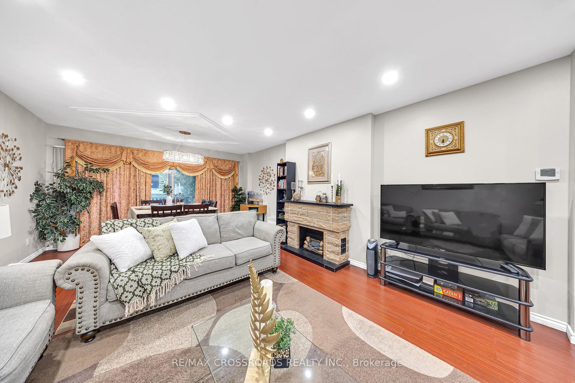Photo 12 of 592A Danforth Road, Scarborough, Clairlea-Birchmount — HOMEH