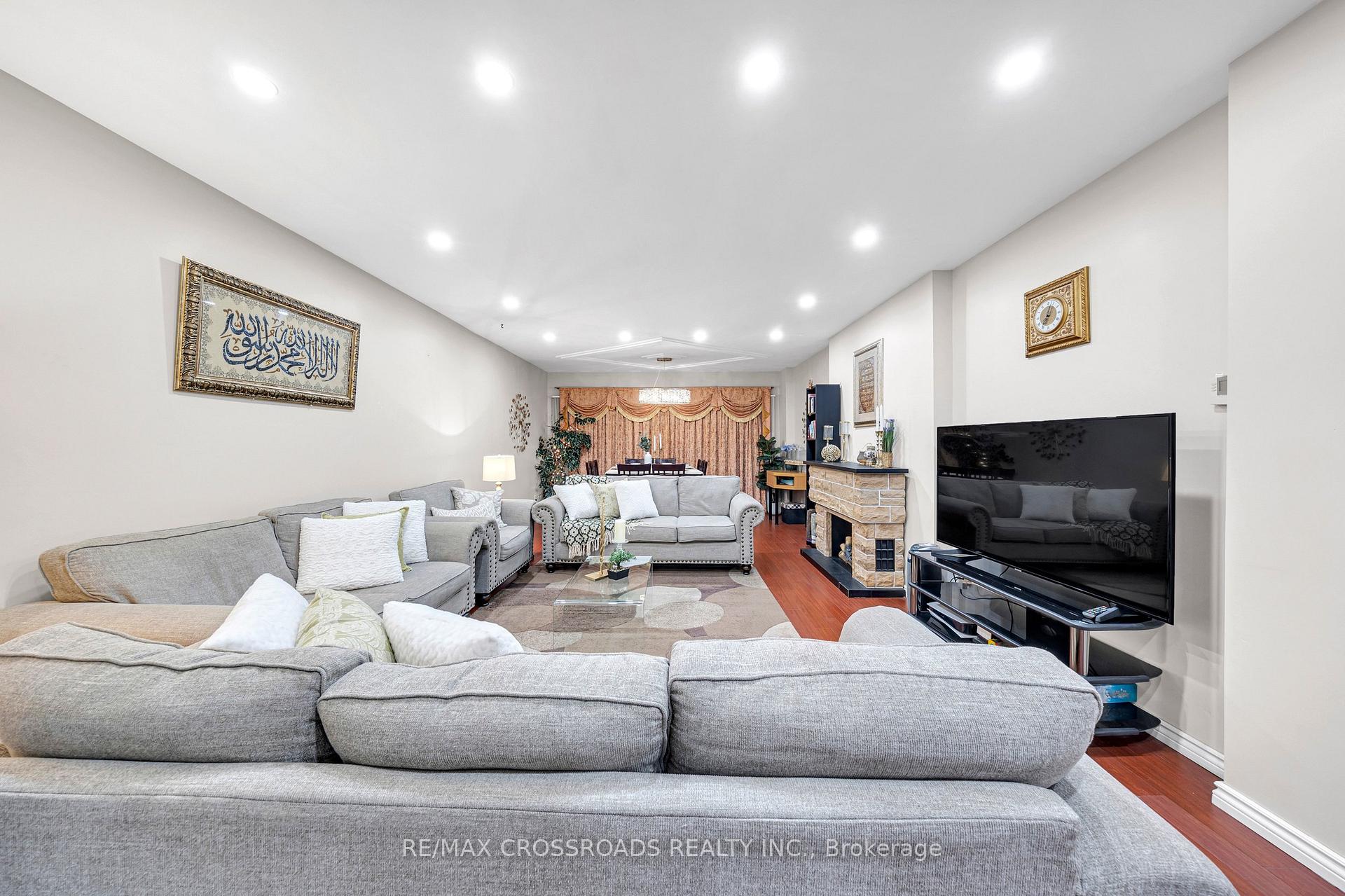 Photo 35 of 592A Danforth Road, Scarborough, Clairlea-Birchmount — HOMEH