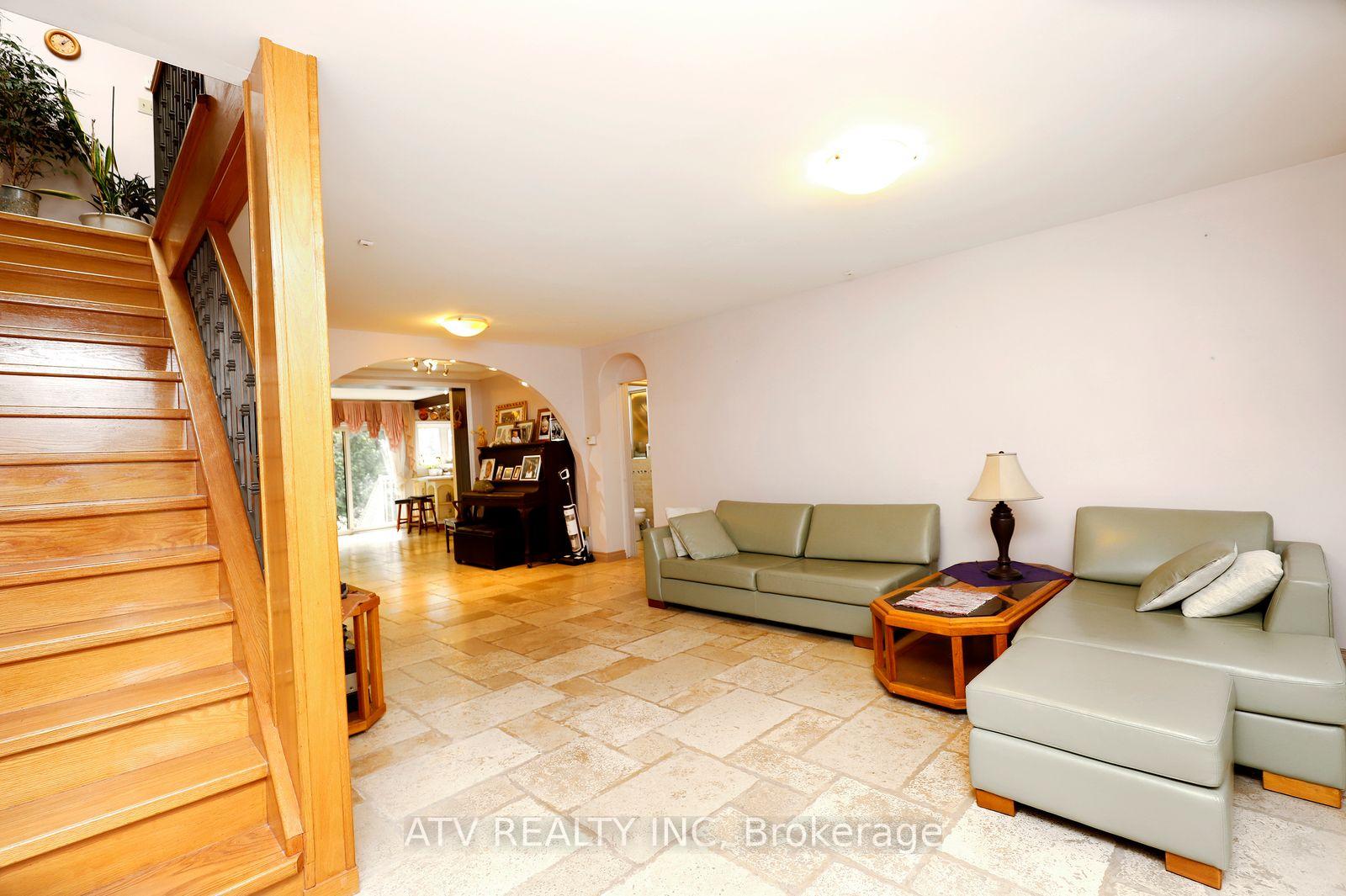 Photo 5 of 235 Saint Marks Road, Toronto, Lambton Baby Point — HOMEH